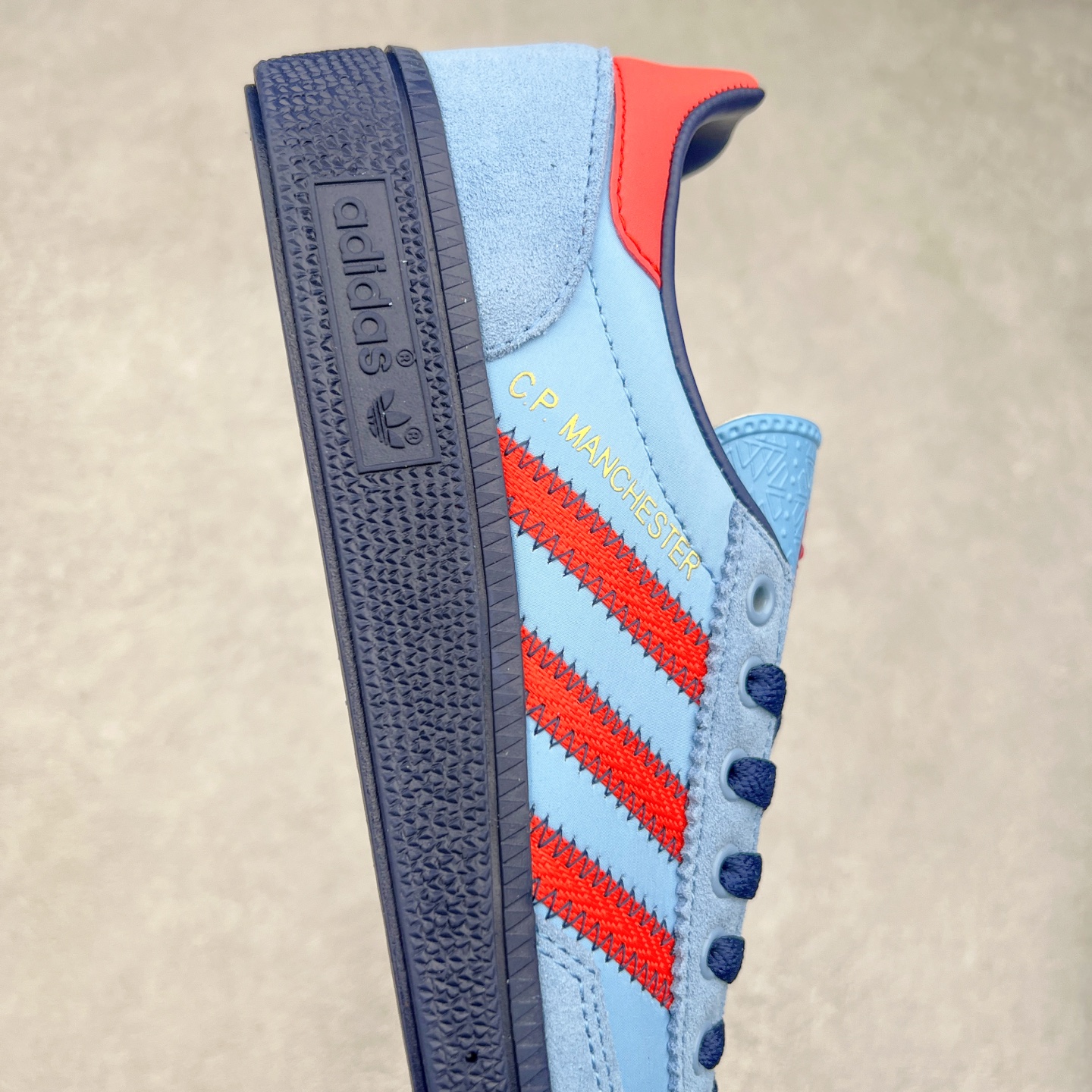 图片[6]-AD Originals Handball SPZL 手球运动员系列百搭休闲运动板鞋 IH3312 这款来自阿迪达斯的这款HANDBALL SPZL前身是一双手球运动鞋，这一次拿来复刻，所以鞋面的主要色彩选用了黑色， 鞋面外侧除了Spezial字母之外还有三叶草标志。Handball SPZL作为复古手球训练鞋与作为室内足球鞋的Samba有着异曲同工之处，但是质感更为出众的鞋身以及丰富的配色选择比起Samba来讲可以说是更胜一筹了！尺码：36 36⅔ 37⅓ 38 38⅔ 39⅓ 40 40⅔ 41⅓ 42 42⅔ 43⅓ 44 45-选品中心