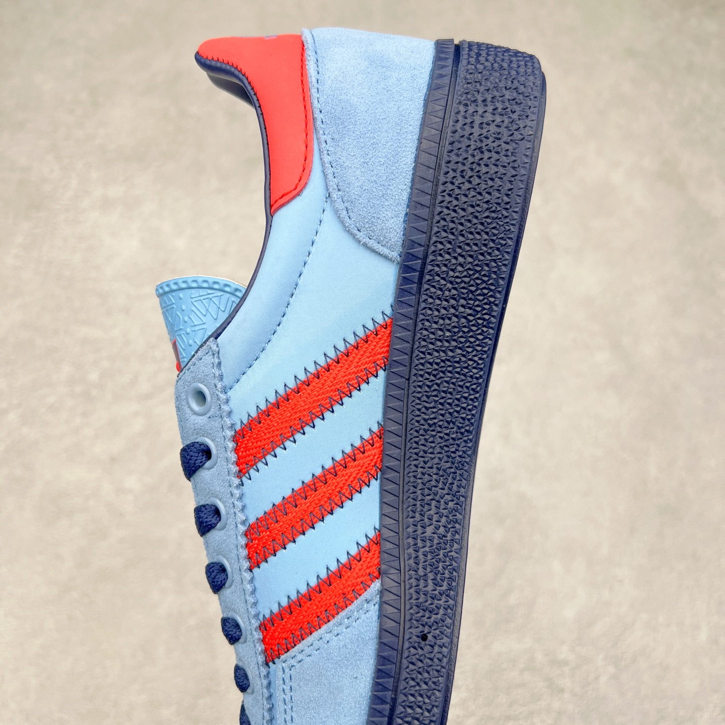 图片[7]-AD Originals Handball SPZL 手球运动员系列百搭休闲运动板鞋 IH3312 这款来自阿迪达斯的这款HANDBALL SPZL前身是一双手球运动鞋，这一次拿来复刻，所以鞋面的主要色彩选用了黑色， 鞋面外侧除了Spezial字母之外还有三叶草标志。Handball SPZL作为复古手球训练鞋与作为室内足球鞋的Samba有着异曲同工之处，但是质感更为出众的鞋身以及丰富的配色选择比起Samba来讲可以说是更胜一筹了！尺码：36 36⅔ 37⅓ 38 38⅔ 39⅓ 40 40⅔ 41⅓ 42 42⅔ 43⅓ 44 45-选品中心