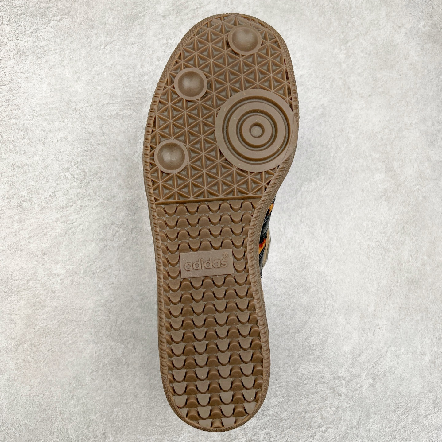 图片[9]-AD Original Samba OG 复古经典轻便板鞋 JI2735 这款桑巴鞋展示了高质量的工艺 带有装饰的超锁缝制和无缝的手感 柔软、柔软的皮革造型和标志性的3条纹完成了精致的外观 正规合身鞋带 鞋面上有绒面鞋垫 橡胶鞋底 享受正畸套筒软感 自50年代首次亮相以来就一直在赢得粉丝的青睐 尺码：36 36.5 37.5 38 38.5 39 40 40.5 41 42 42.5 43 44 44.5 45-选品中心