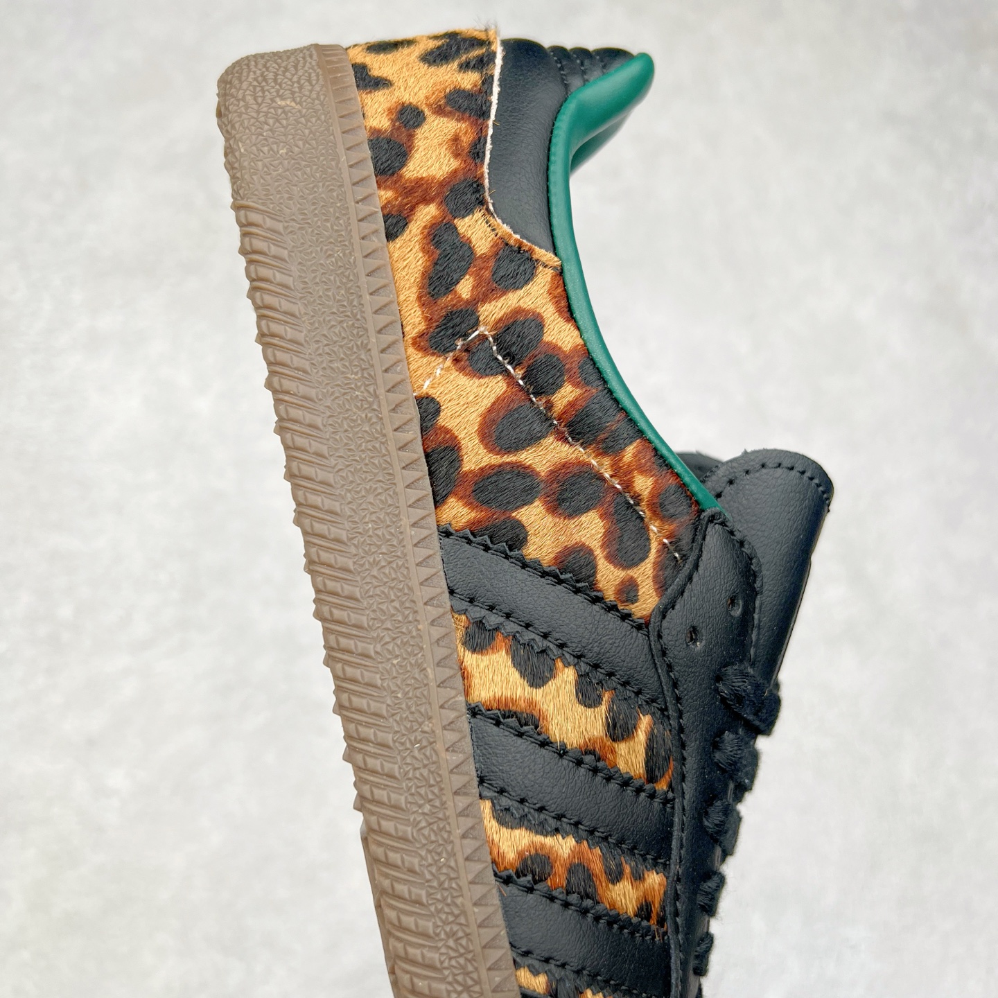 图片[6]-AD Original Samba OG 复古经典轻便板鞋 JI2735 这款桑巴鞋展示了高质量的工艺 带有装饰的超锁缝制和无缝的手感 柔软、柔软的皮革造型和标志性的3条纹完成了精致的外观 正规合身鞋带 鞋面上有绒面鞋垫 橡胶鞋底 享受正畸套筒软感 自50年代首次亮相以来就一直在赢得粉丝的青睐 尺码：36 36.5 37.5 38 38.5 39 40 40.5 41 42 42.5 43 44 44.5 45-选品中心