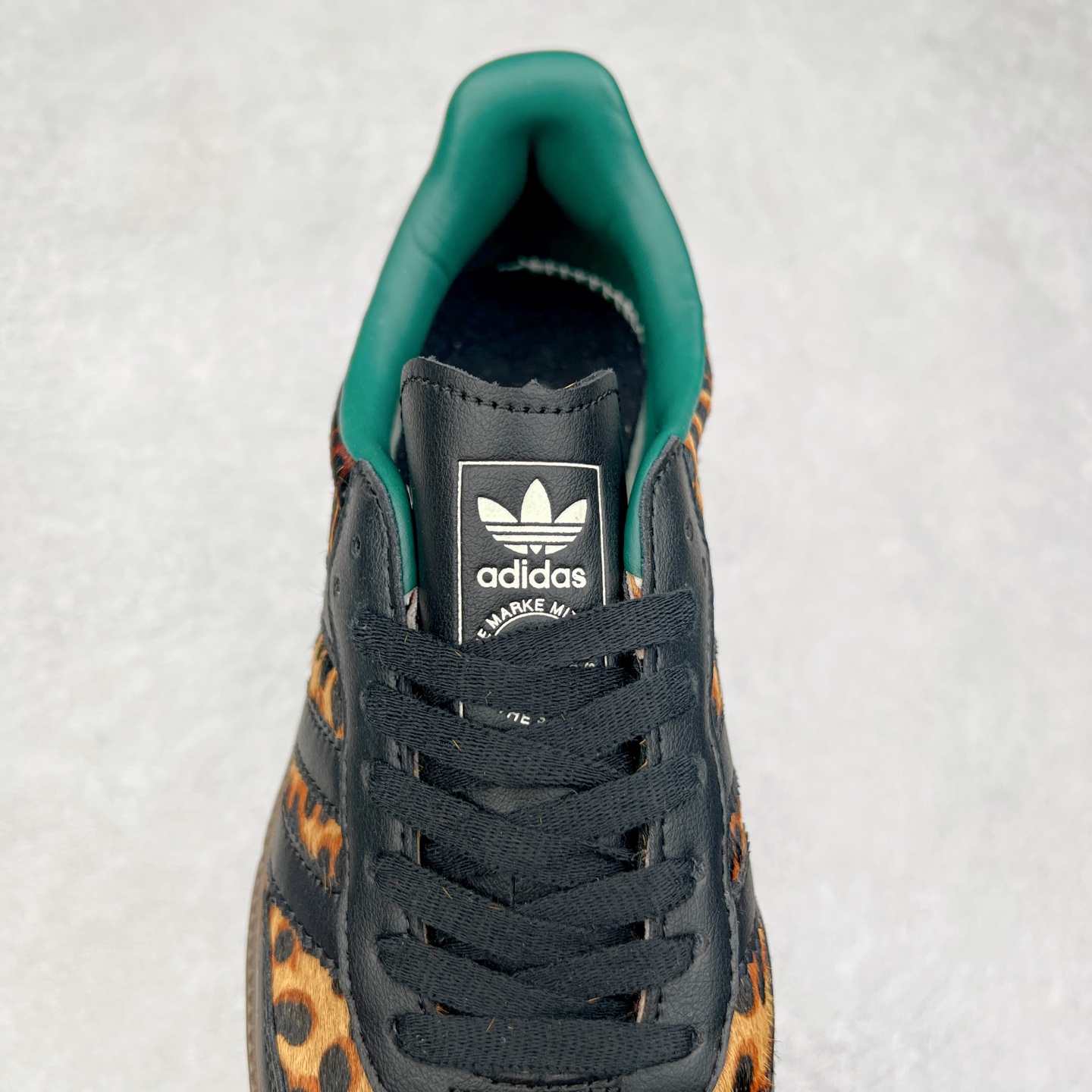 图片[5]-AD Original Samba OG 复古经典轻便板鞋 JI2735 这款桑巴鞋展示了高质量的工艺 带有装饰的超锁缝制和无缝的手感 柔软、柔软的皮革造型和标志性的3条纹完成了精致的外观 正规合身鞋带 鞋面上有绒面鞋垫 橡胶鞋底 享受正畸套筒软感 自50年代首次亮相以来就一直在赢得粉丝的青睐 尺码：36 36.5 37.5 38 38.5 39 40 40.5 41 42 42.5 43 44 44.5 45-选品中心