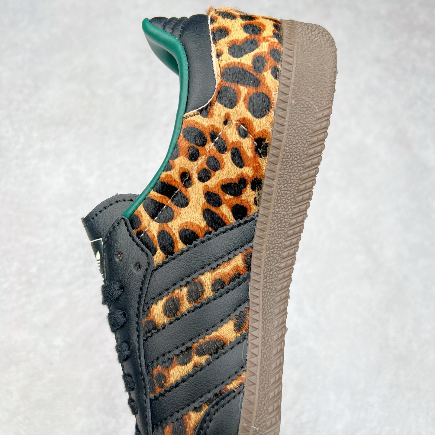 图片[7]-AD Original Samba OG 复古经典轻便板鞋 JI2735 这款桑巴鞋展示了高质量的工艺 带有装饰的超锁缝制和无缝的手感 柔软、柔软的皮革造型和标志性的3条纹完成了精致的外观 正规合身鞋带 鞋面上有绒面鞋垫 橡胶鞋底 享受正畸套筒软感 自50年代首次亮相以来就一直在赢得粉丝的青睐 尺码：36 36.5 37.5 38 38.5 39 40 40.5 41 42 42.5 43 44 44.5 45-选品中心