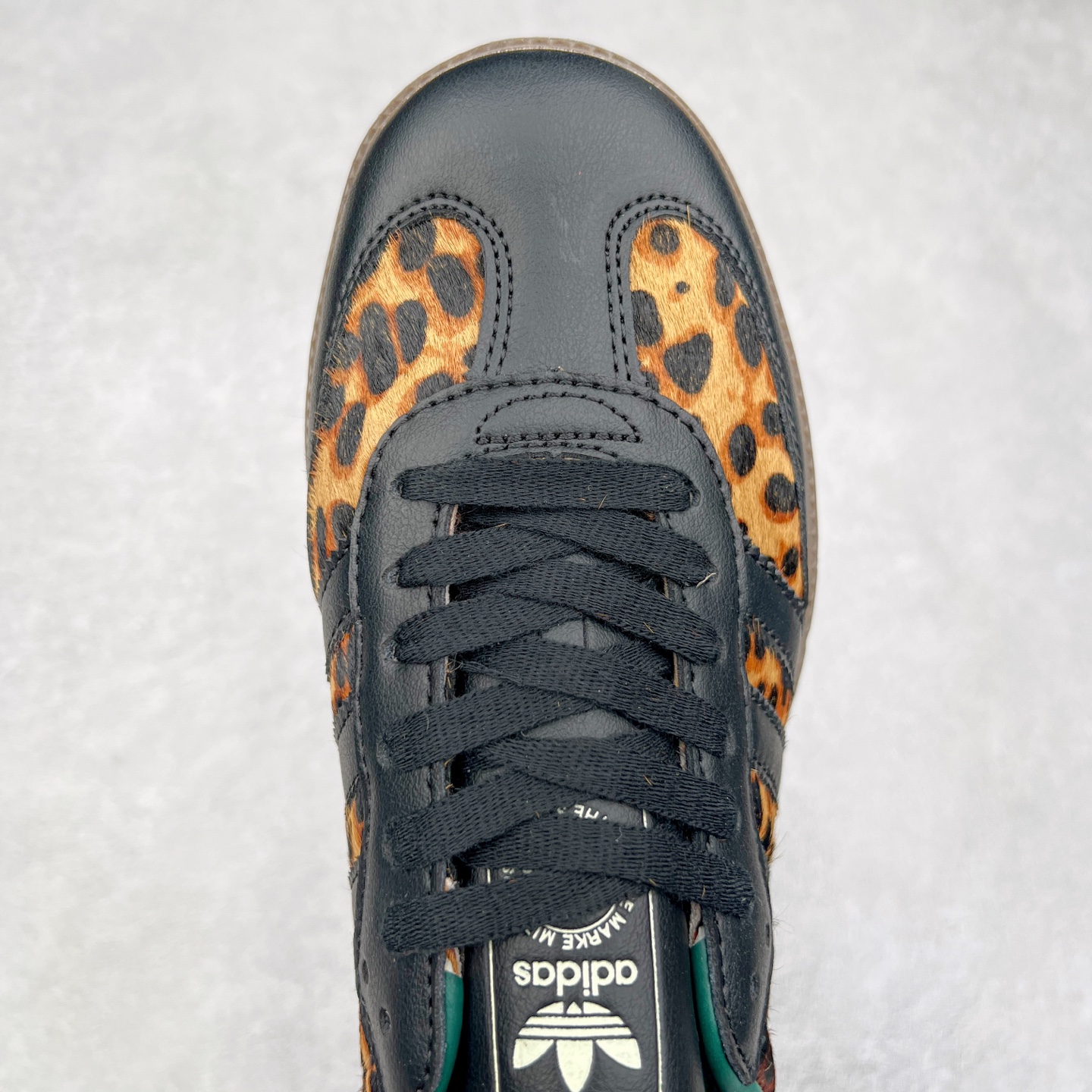 图片[4]-AD Original Samba OG 复古经典轻便板鞋 JI2735 这款桑巴鞋展示了高质量的工艺 带有装饰的超锁缝制和无缝的手感 柔软、柔软的皮革造型和标志性的3条纹完成了精致的外观 正规合身鞋带 鞋面上有绒面鞋垫 橡胶鞋底 享受正畸套筒软感 自50年代首次亮相以来就一直在赢得粉丝的青睐 尺码：36 36.5 37.5 38 38.5 39 40 40.5 41 42 42.5 43 44 44.5 45-选品中心