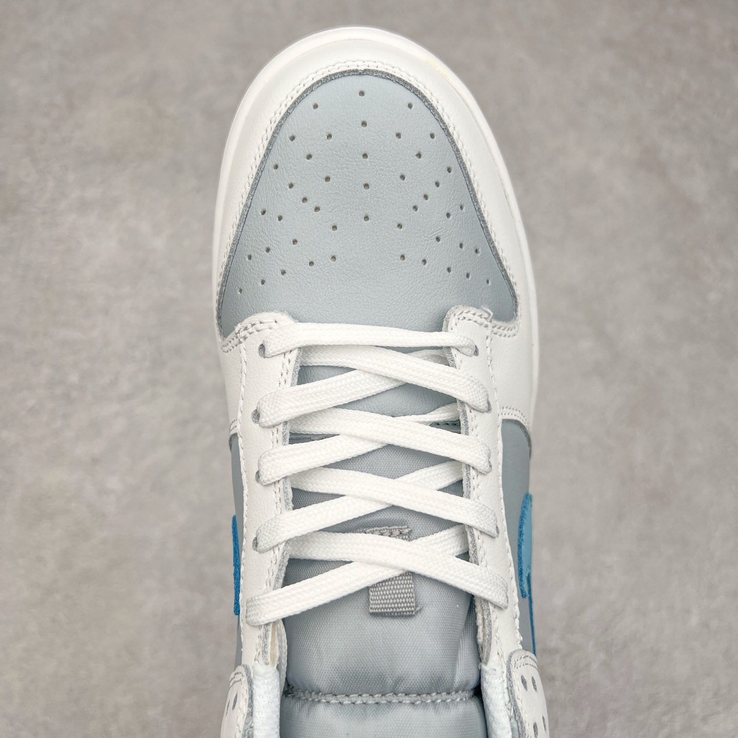 图片[4]-NK Dunk Low IB4503-072 全新支线性价比拉满 迎合行情定价 正确头层皮料 细节均购入原鞋校对开发 全套原纸板楦头加持 细节品控鞋型稳定 独家私模官方最新原厂磨具打造大底 鞋头坡度极致还原 原盒原配 玻璃冲刀 超高清洁度 全鞋零毛边皮料切割 正确中底布背胶中底布拉帮走线 尺码：36 36.5 37.5 38 38.5 39 40 40.5 41 42 42.5 43 44 44.5 45 46-选品中心