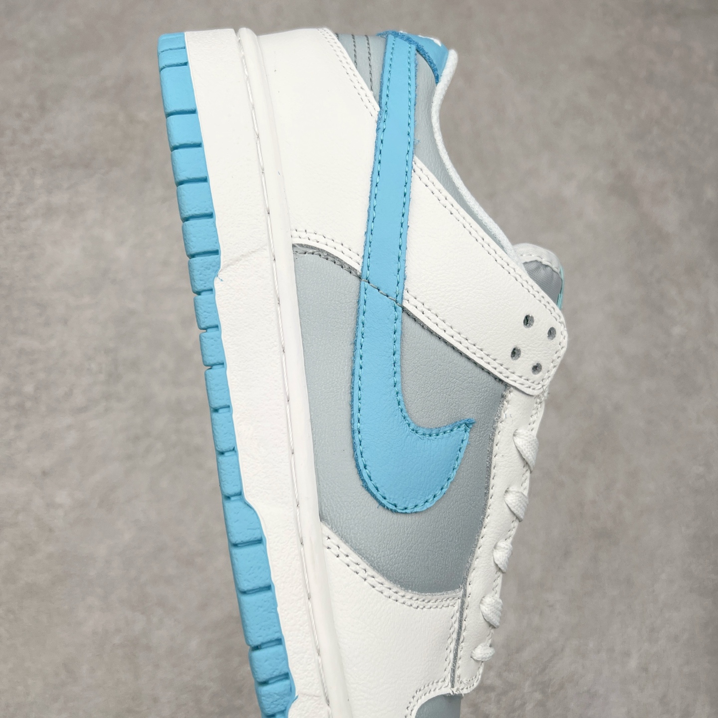 图片[6]-NK Dunk Low IB4503-072 全新支线性价比拉满 迎合行情定价 正确头层皮料 细节均购入原鞋校对开发 全套原纸板楦头加持 细节品控鞋型稳定 独家私模官方最新原厂磨具打造大底 鞋头坡度极致还原 原盒原配 玻璃冲刀 超高清洁度 全鞋零毛边皮料切割 正确中底布背胶中底布拉帮走线 尺码：36 36.5 37.5 38 38.5 39 40 40.5 41 42 42.5 43 44 44.5 45 46-选品中心