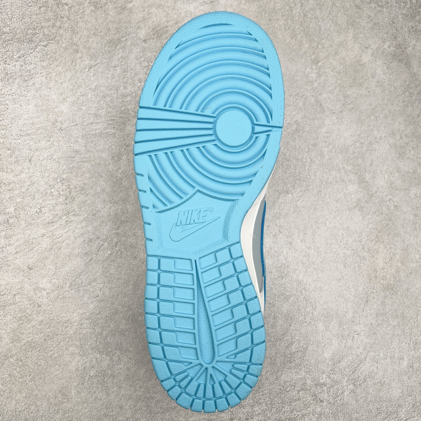 图片[9]-NK Dunk Low IB4503-072 全新支线性价比拉满 迎合行情定价 正确头层皮料 细节均购入原鞋校对开发 全套原纸板楦头加持 细节品控鞋型稳定 独家私模官方最新原厂磨具打造大底 鞋头坡度极致还原 原盒原配 玻璃冲刀 超高清洁度 全鞋零毛边皮料切割 正确中底布背胶中底布拉帮走线 尺码：36 36.5 37.5 38 38.5 39 40 40.5 41 42 42.5 43 44 44.5 45 46-选品中心