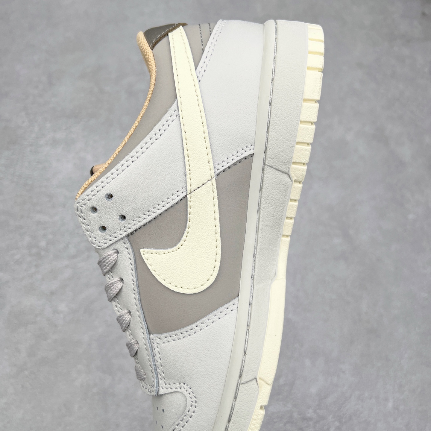 图片[7]-NK Dunk Low HF5441-001 全新支线性价比拉满 迎合行情定价 正确头层皮料 细节均购入原鞋校对开发 全套原纸板楦头加持 细节品控鞋型稳定 独家私模官方最新原厂磨具打造大底 鞋头坡度极致还原 原盒原配 玻璃冲刀 超高清洁度 全鞋零毛边皮料切割 正确中底布背胶中底布拉帮走线 尺码：36 36.5 37.5 38 38.5 39 40 40.5 41 42 42.5 43 44 44.5 45 46-选品中心