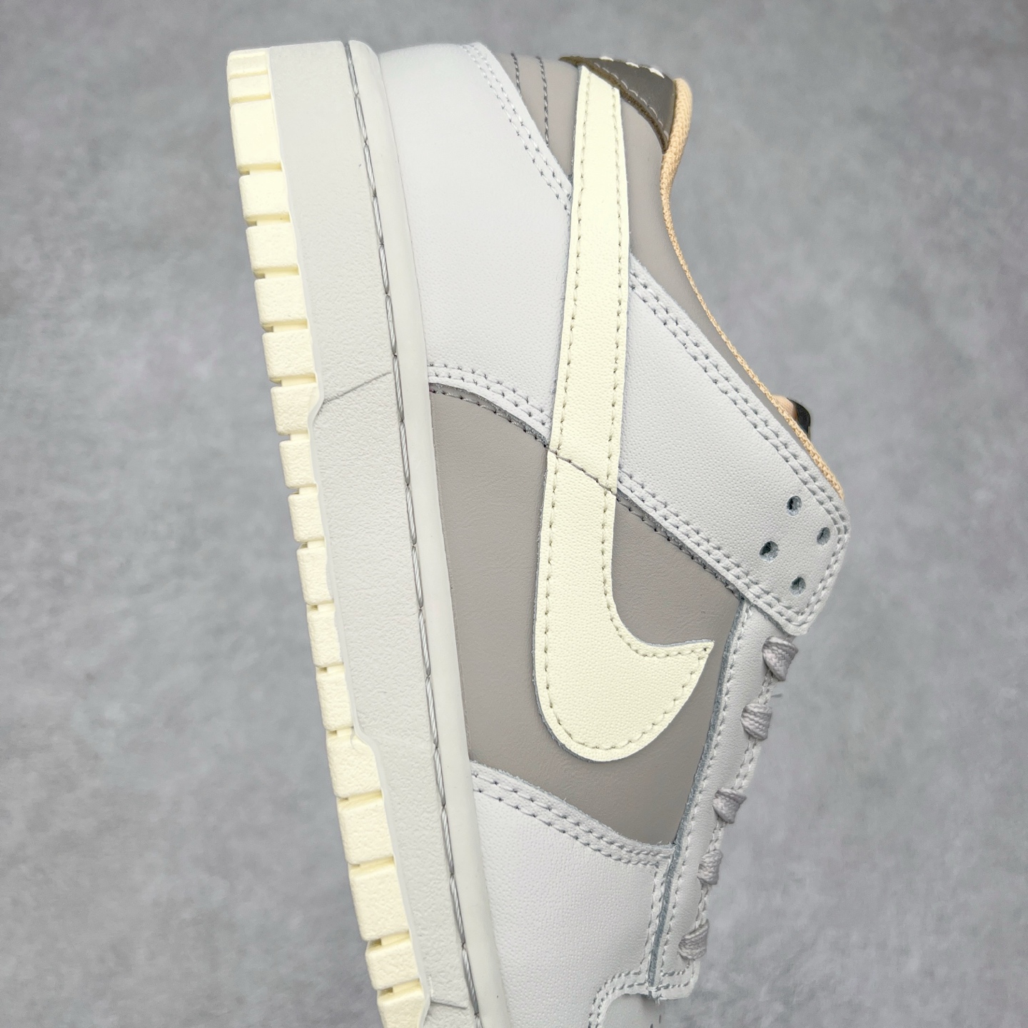 图片[6]-NK Dunk Low HF5441-001 全新支线性价比拉满 迎合行情定价 正确头层皮料 细节均购入原鞋校对开发 全套原纸板楦头加持 细节品控鞋型稳定 独家私模官方最新原厂磨具打造大底 鞋头坡度极致还原 原盒原配 玻璃冲刀 超高清洁度 全鞋零毛边皮料切割 正确中底布背胶中底布拉帮走线 尺码：36 36.5 37.5 38 38.5 39 40 40.5 41 42 42.5 43 44 44.5 45 46-选品中心