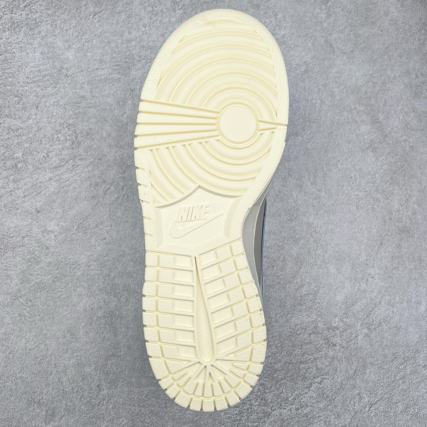 图片[9]-NK Dunk Low HF5441-001 全新支线性价比拉满 迎合行情定价 正确头层皮料 细节均购入原鞋校对开发 全套原纸板楦头加持 细节品控鞋型稳定 独家私模官方最新原厂磨具打造大底 鞋头坡度极致还原 原盒原配 玻璃冲刀 超高清洁度 全鞋零毛边皮料切割 正确中底布背胶中底布拉帮走线 尺码：36 36.5 37.5 38 38.5 39 40 40.5 41 42 42.5 43 44 44.5 45 46-选品中心