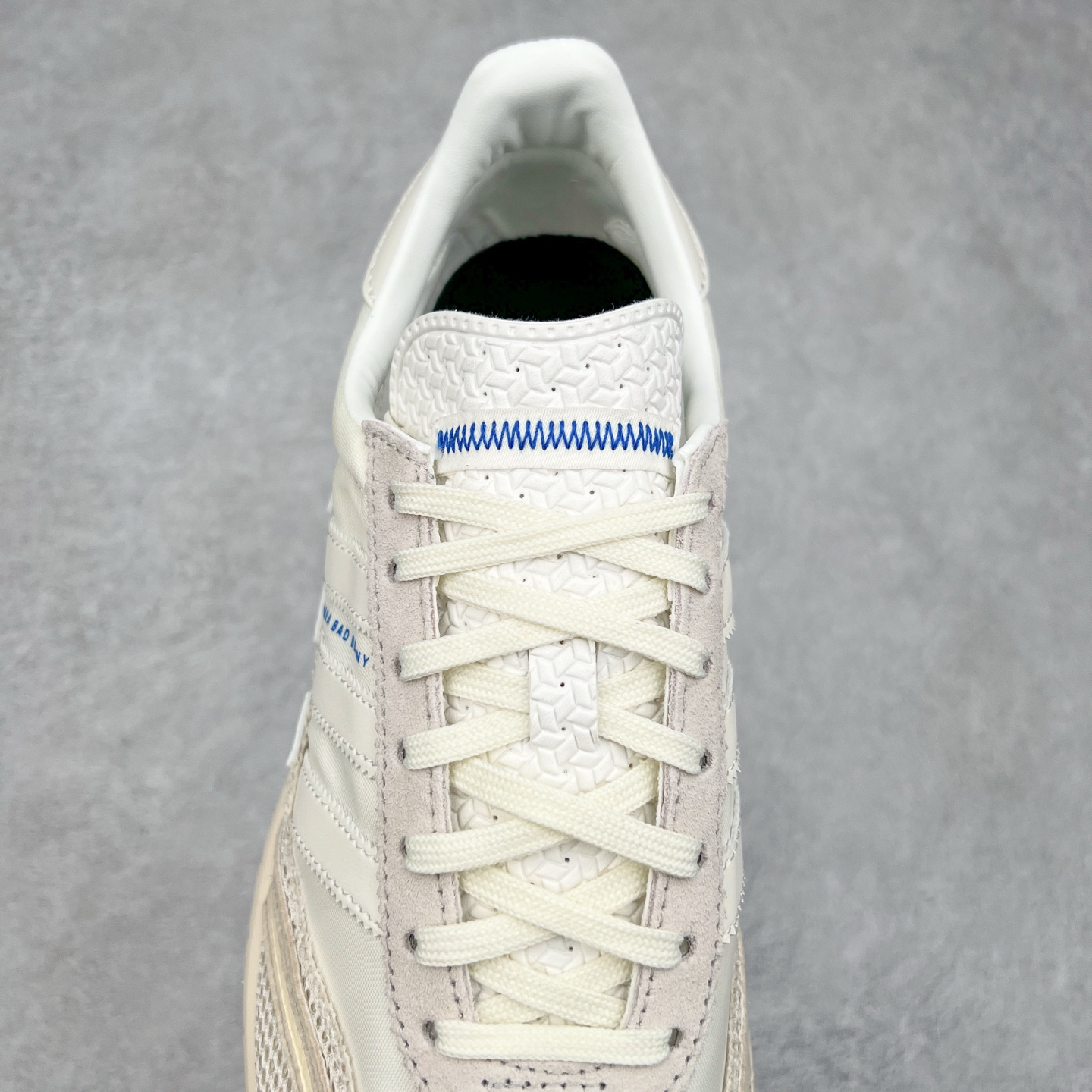 图片[5]-BAD BUNNY x adidas originals ADIZERO SL 72 联名柔软舒适防滑耐磨低帮生活休闲鞋 货号：JP8816 / JP8815 / JQ8757 此番 Bad Bunny 和 adidas 以 Adizero SL 72 为蓝本，推出 3 款不同配色，设计灵感汲取自复古跑鞋 SL 72 ，将经典元素与现代风尚相融合，打造出别具一格的鞋履。鞋面采用多层次叠加设计，很有层次感，吸引人。选用华夫格网、绒面革、皮革和灯芯绒等优质材料。鞋身上的 “ Para Bad Bunny ”中足标识与双阿迪达斯标志，彰显了双方的合作身份。搭载 Adizero 泡棉中底，确保卓越的舒适性与性能表现。尺码：36 36.5 37.5 38 38.5 39 40 40.5 41 42 42.5 43 44 44.5 45-选品中心