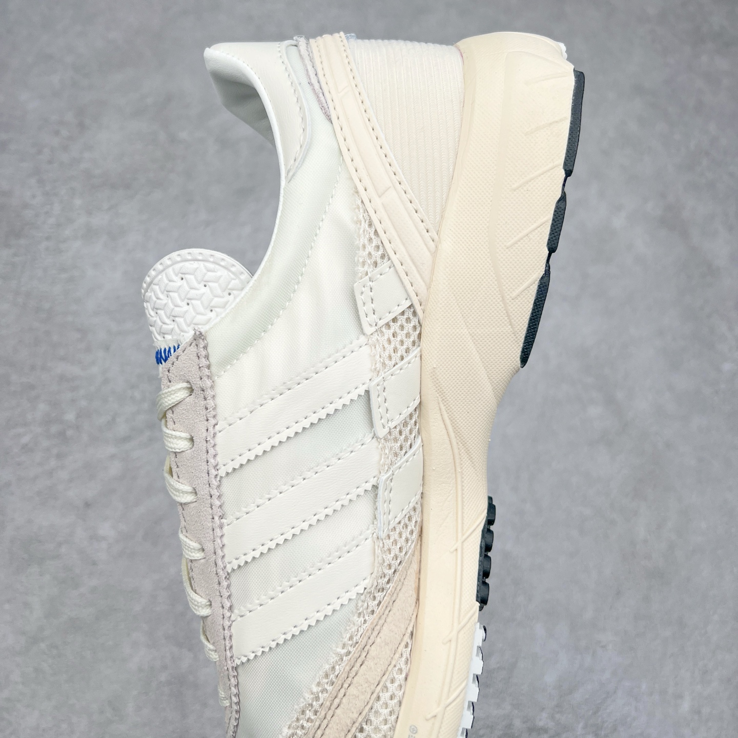 图片[7]-BAD BUNNY x adidas originals ADIZERO SL 72 联名柔软舒适防滑耐磨低帮生活休闲鞋 货号：JP8816 / JP8815 / JQ8757 此番 Bad Bunny 和 adidas 以 Adizero SL 72 为蓝本，推出 3 款不同配色，设计灵感汲取自复古跑鞋 SL 72 ，将经典元素与现代风尚相融合，打造出别具一格的鞋履。鞋面采用多层次叠加设计，很有层次感，吸引人。选用华夫格网、绒面革、皮革和灯芯绒等优质材料。鞋身上的 “ Para Bad Bunny ”中足标识与双阿迪达斯标志，彰显了双方的合作身份。搭载 Adizero 泡棉中底，确保卓越的舒适性与性能表现。尺码：36 36.5 37.5 38 38.5 39 40 40.5 41 42 42.5 43 44 44.5 45-选品中心