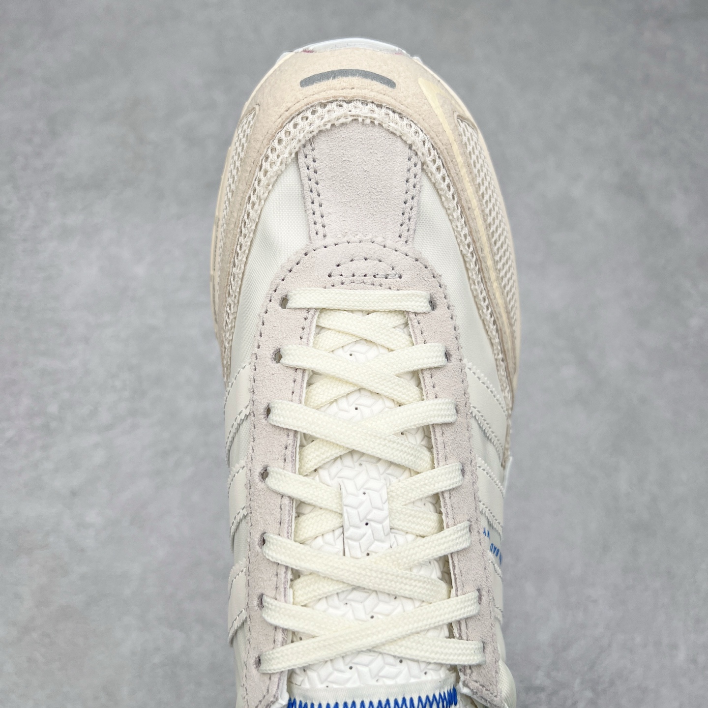 图片[4]-BAD BUNNY x adidas originals ADIZERO SL 72 联名柔软舒适防滑耐磨低帮生活休闲鞋 货号：JP8816 / JP8815 / JQ8757 此番 Bad Bunny 和 adidas 以 Adizero SL 72 为蓝本，推出 3 款不同配色，设计灵感汲取自复古跑鞋 SL 72 ，将经典元素与现代风尚相融合，打造出别具一格的鞋履。鞋面采用多层次叠加设计，很有层次感，吸引人。选用华夫格网、绒面革、皮革和灯芯绒等优质材料。鞋身上的 “ Para Bad Bunny ”中足标识与双阿迪达斯标志，彰显了双方的合作身份。搭载 Adizero 泡棉中底，确保卓越的舒适性与性能表现。尺码：36 36.5 37.5 38 38.5 39 40 40.5 41 42 42.5 43 44 44.5 45-选品中心