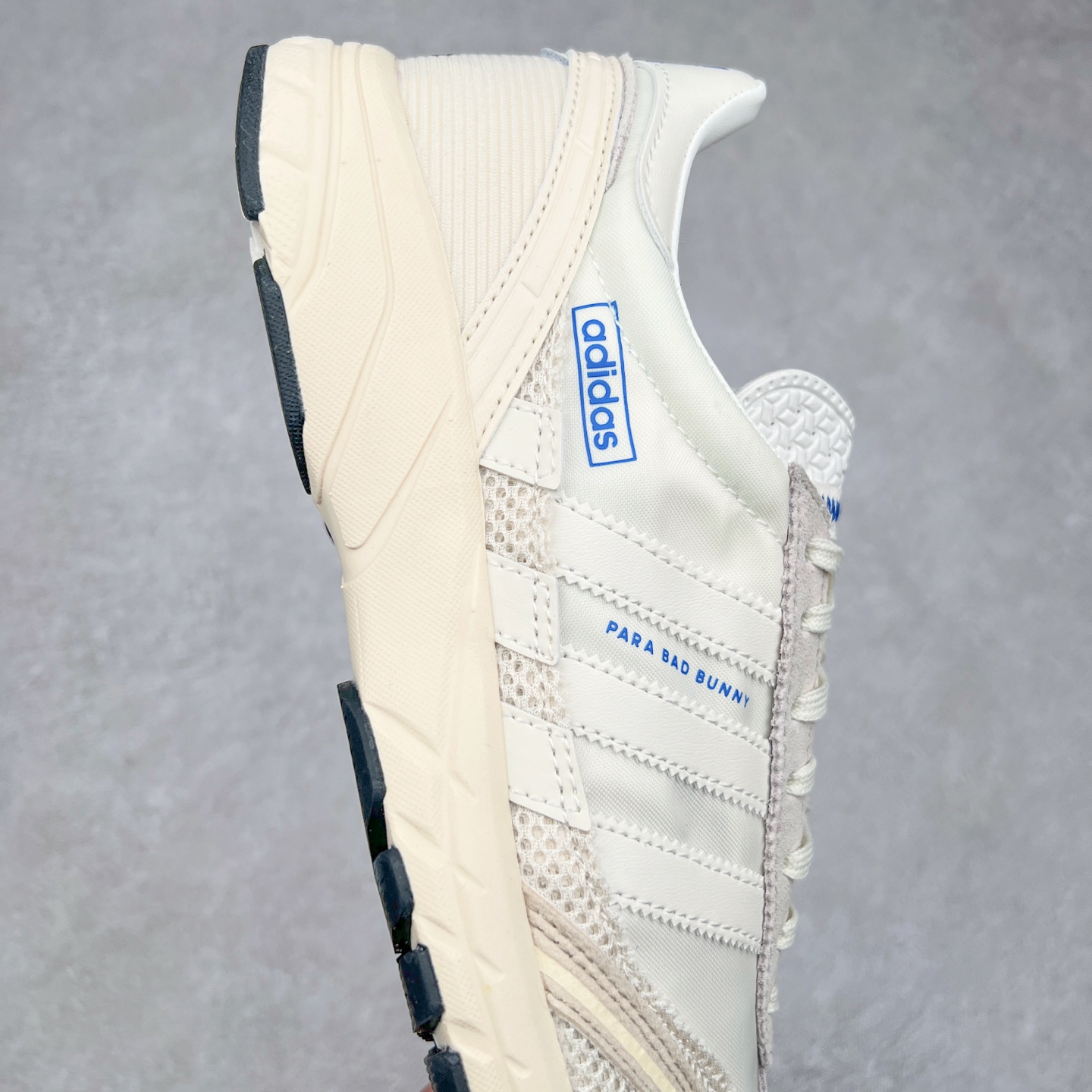 图片[6]-BAD BUNNY x adidas originals ADIZERO SL 72 联名柔软舒适防滑耐磨低帮生活休闲鞋 货号：JP8816 / JP8815 / JQ8757 此番 Bad Bunny 和 adidas 以 Adizero SL 72 为蓝本，推出 3 款不同配色，设计灵感汲取自复古跑鞋 SL 72 ，将经典元素与现代风尚相融合，打造出别具一格的鞋履。鞋面采用多层次叠加设计，很有层次感，吸引人。选用华夫格网、绒面革、皮革和灯芯绒等优质材料。鞋身上的 “ Para Bad Bunny ”中足标识与双阿迪达斯标志，彰显了双方的合作身份。搭载 Adizero 泡棉中底，确保卓越的舒适性与性能表现。尺码：36 36.5 37.5 38 38.5 39 40 40.5 41 42 42.5 43 44 44.5 45-选品中心