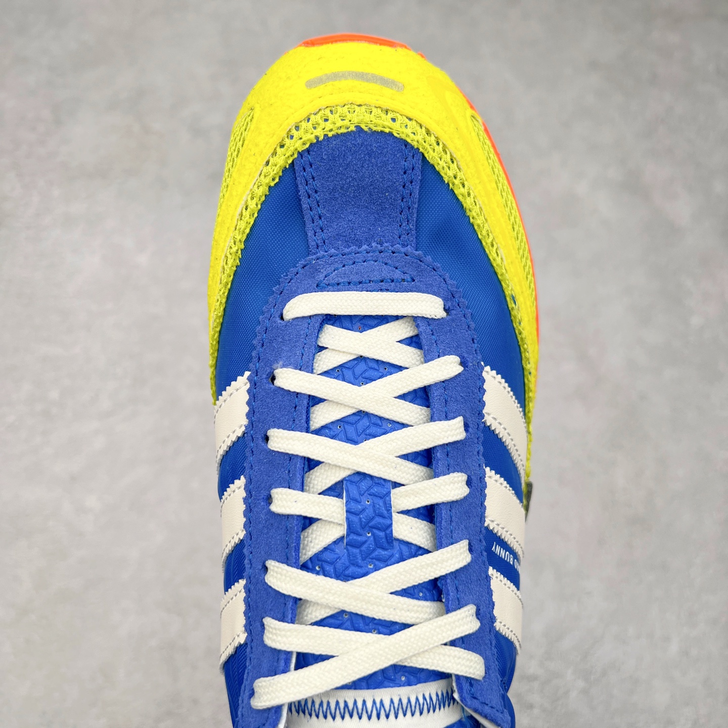 图片[4]-BAD BUNNY x adidas originals ADIZERO SL 72 联名柔软舒适防滑耐磨低帮生活休闲鞋 货号：JP8816 / JP8815 / JQ8757 此番 Bad Bunny 和 adidas 以 Adizero SL 72 为蓝本，推出 3 款不同配色，设计灵感汲取自复古跑鞋 SL 72 ，将经典元素与现代风尚相融合，打造出别具一格的鞋履。鞋面采用多层次叠加设计，很有层次感，吸引人。选用华夫格网、绒面革、皮革和灯芯绒等优质材料。鞋身上的 “ Para Bad Bunny ”中足标识与双阿迪达斯标志，彰显了双方的合作身份。搭载 Adizero 泡棉中底，确保卓越的舒适性与性能表现。尺码：36 36.5 37.5 38 38.5 39 40 40.5 41 42 42.5 43 44 44.5 45-选品中心