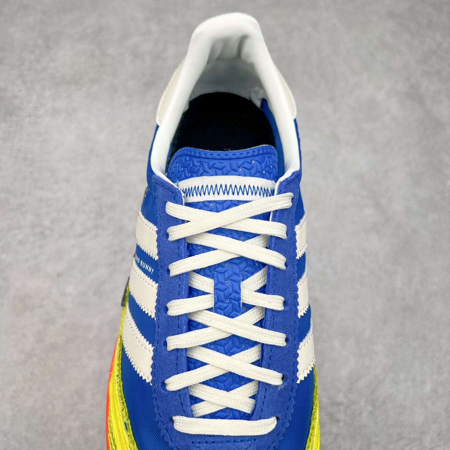 图片[5]-BAD BUNNY x adidas originals ADIZERO SL 72 联名柔软舒适防滑耐磨低帮生活休闲鞋 货号：JP8816 / JP8815 / JQ8757 此番 Bad Bunny 和 adidas 以 Adizero SL 72 为蓝本，推出 3 款不同配色，设计灵感汲取自复古跑鞋 SL 72 ，将经典元素与现代风尚相融合，打造出别具一格的鞋履。鞋面采用多层次叠加设计，很有层次感，吸引人。选用华夫格网、绒面革、皮革和灯芯绒等优质材料。鞋身上的 “ Para Bad Bunny ”中足标识与双阿迪达斯标志，彰显了双方的合作身份。搭载 Adizero 泡棉中底，确保卓越的舒适性与性能表现。尺码：36 36.5 37.5 38 38.5 39 40 40.5 41 42 42.5 43 44 44.5 45-选品中心