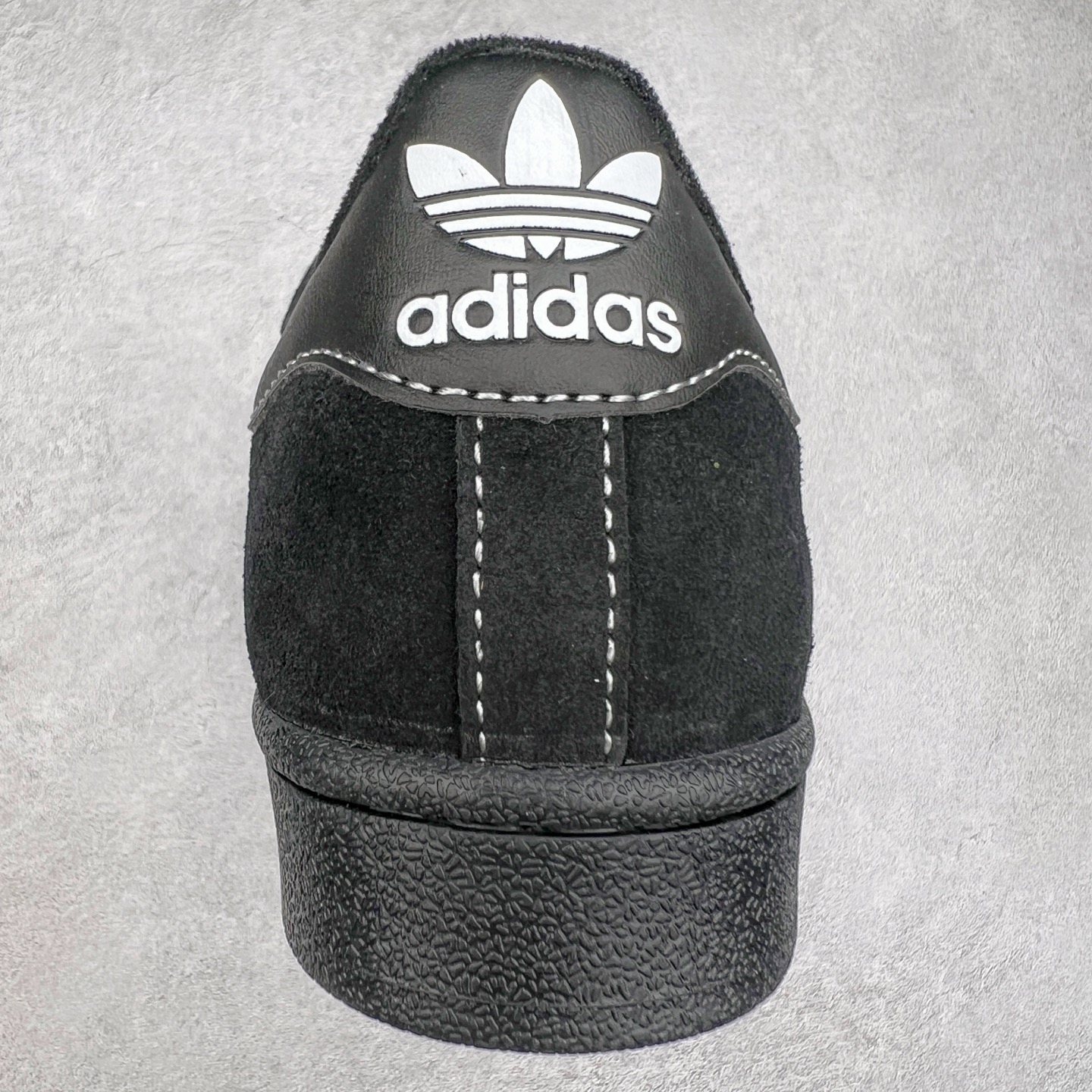 图片[8]-AD Originals Superstar 经典复古贝壳头板鞋 JH5470 诞生于1969年 是第一双将全皮面鞋 身与橡胶鞋头结合在一起的低帮篮球鞋 Superstar最开始 是作为高帮篮球鞋Pro Model的低帮版本而出现的 但因为其独特和醒目的橡胶鞋头造型而让大家熟知 被大家形象地称为\\\”shelltoe\\\”贝壳头 在70年代的美国职业篮球场上 接近3/4的NBA球员都将这双Superstar作为场上用鞋 80年代之后 经过不断的改良和发展 Superstar逐渐成为横跨时装、音乐、街头文化、休闲和运动等各大领域的时尚潮鞋 尺码：36 36.5 37 38 38.5 39 40 40.5 41 42 42.5 43 44 44.5 45-选品中心