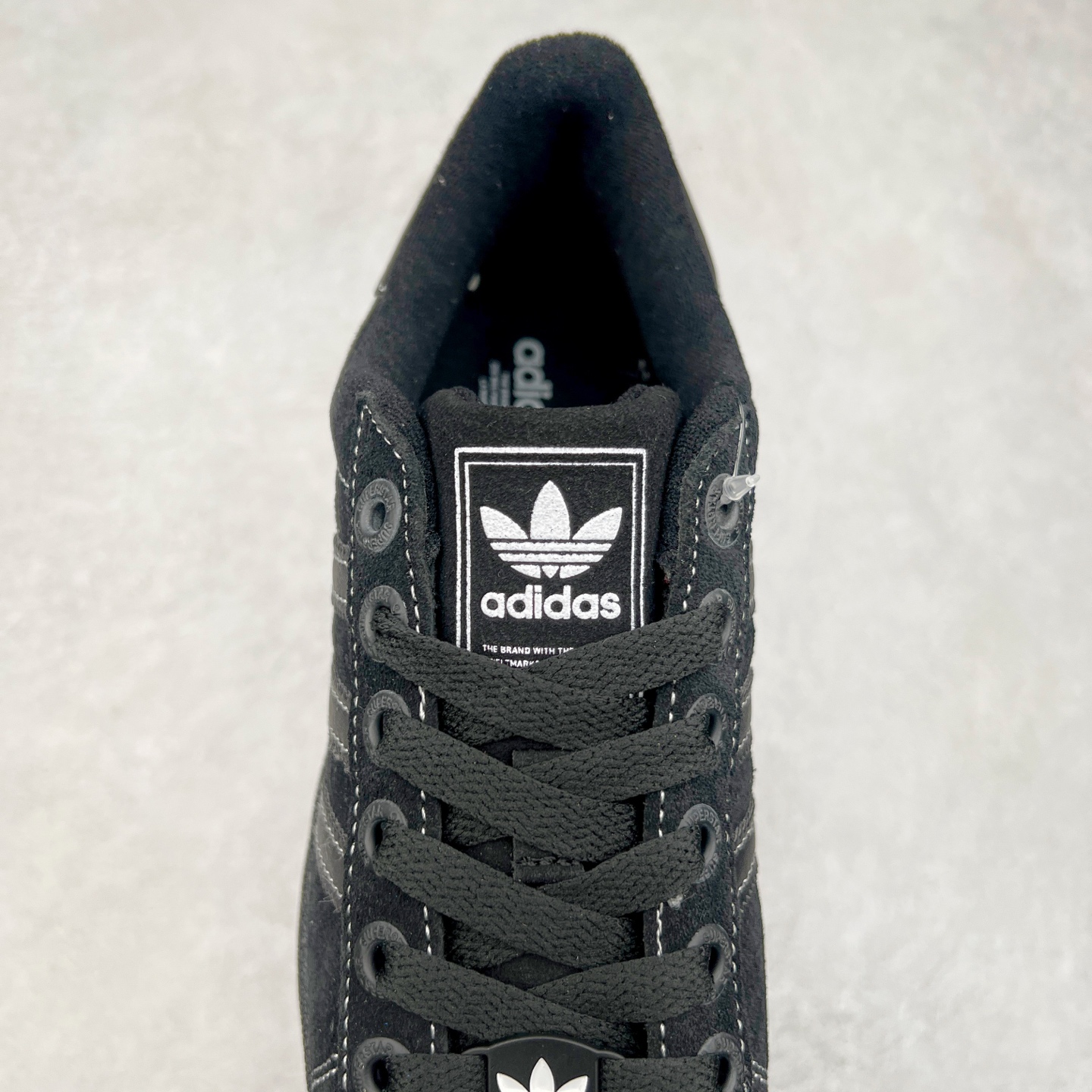 图片[5]-AD Originals Superstar 经典复古贝壳头板鞋 JH5470 诞生于1969年 是第一双将全皮面鞋 身与橡胶鞋头结合在一起的低帮篮球鞋 Superstar最开始 是作为高帮篮球鞋Pro Model的低帮版本而出现的 但因为其独特和醒目的橡胶鞋头造型而让大家熟知 被大家形象地称为\\\”shelltoe\\\”贝壳头 在70年代的美国职业篮球场上 接近3/4的NBA球员都将这双Superstar作为场上用鞋 80年代之后 经过不断的改良和发展 Superstar逐渐成为横跨时装、音乐、街头文化、休闲和运动等各大领域的时尚潮鞋 尺码：36 36.5 37 38 38.5 39 40 40.5 41 42 42.5 43 44 44.5 45-选品中心