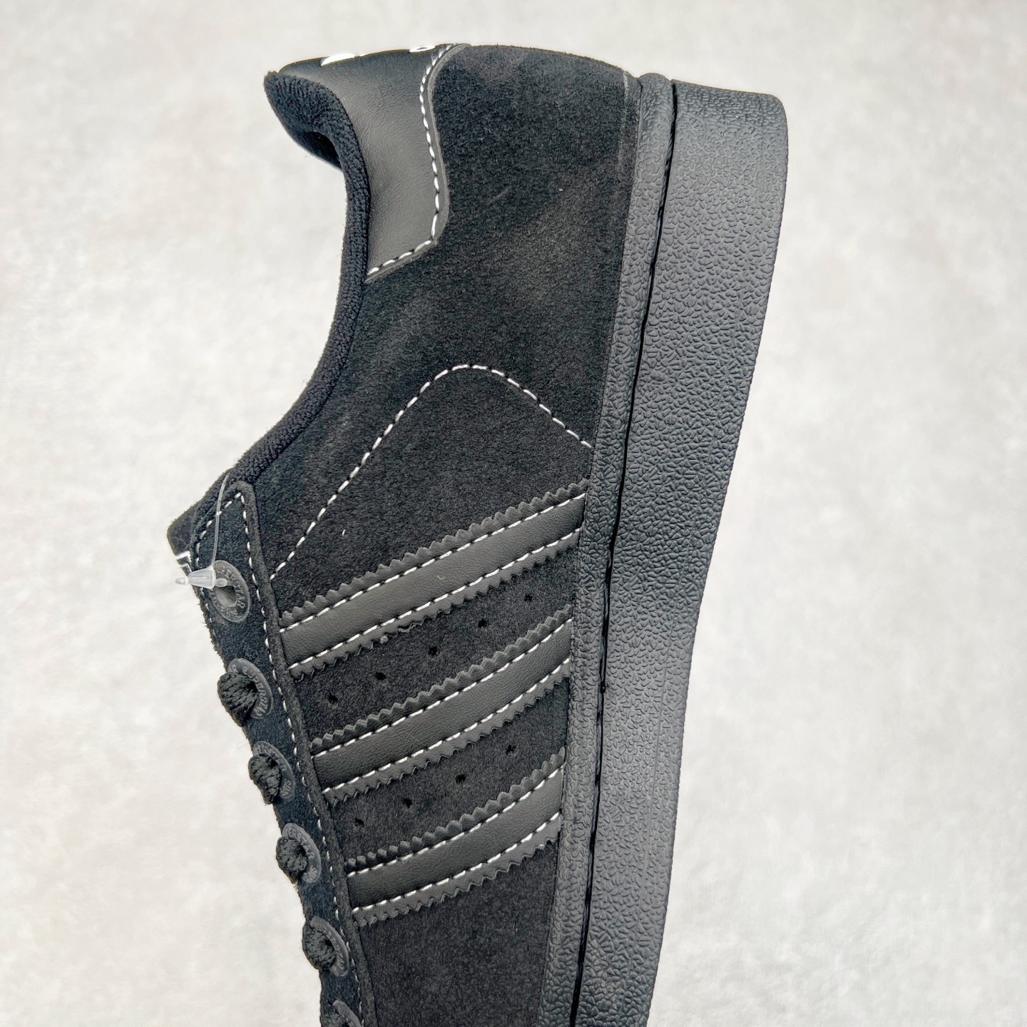 图片[7]-AD Originals Superstar 经典复古贝壳头板鞋 JH5470 诞生于1969年 是第一双将全皮面鞋 身与橡胶鞋头结合在一起的低帮篮球鞋 Superstar最开始 是作为高帮篮球鞋Pro Model的低帮版本而出现的 但因为其独特和醒目的橡胶鞋头造型而让大家熟知 被大家形象地称为\\\”shelltoe\\\”贝壳头 在70年代的美国职业篮球场上 接近3/4的NBA球员都将这双Superstar作为场上用鞋 80年代之后 经过不断的改良和发展 Superstar逐渐成为横跨时装、音乐、街头文化、休闲和运动等各大领域的时尚潮鞋 尺码：36 36.5 37 38 38.5 39 40 40.5 41 42 42.5 43 44 44.5 45-选品中心