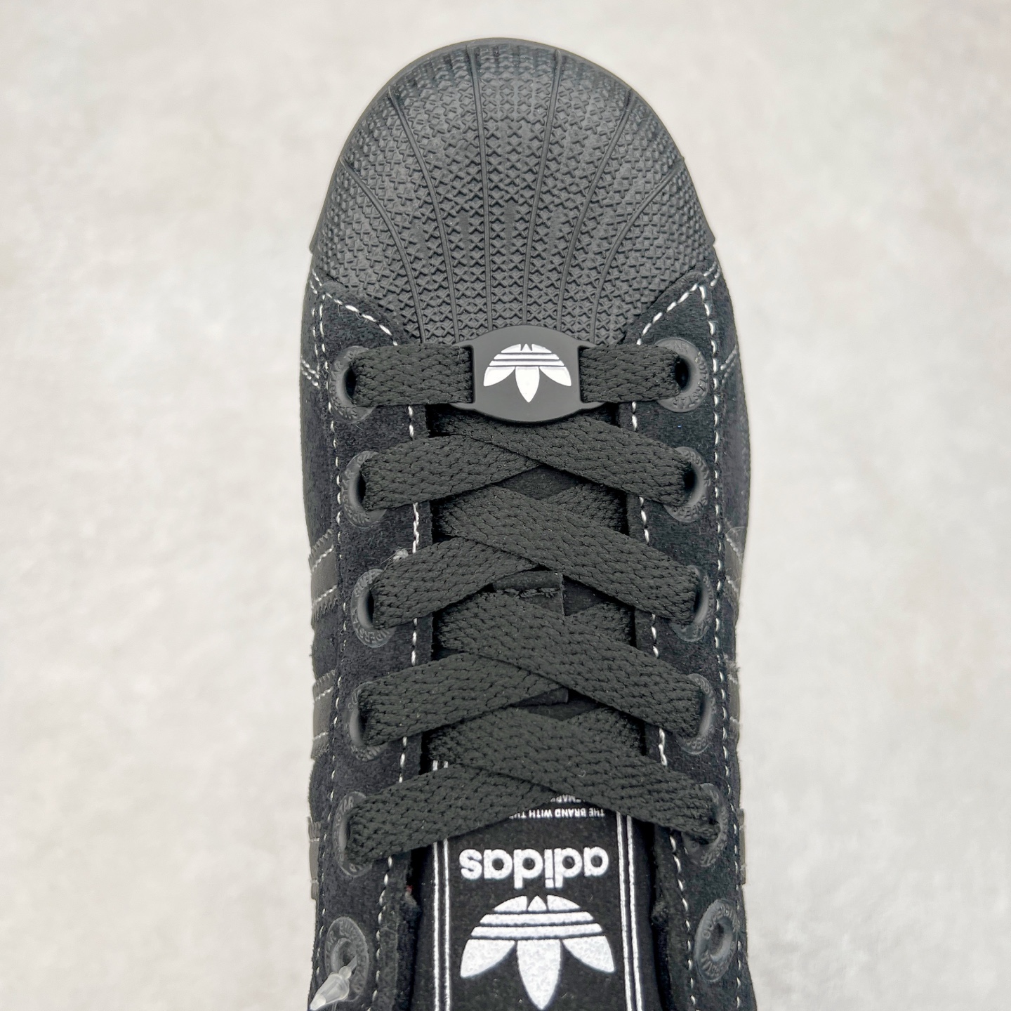 图片[4]-AD Originals Superstar 经典复古贝壳头板鞋 JH5470 诞生于1969年 是第一双将全皮面鞋 身与橡胶鞋头结合在一起的低帮篮球鞋 Superstar最开始 是作为高帮篮球鞋Pro Model的低帮版本而出现的 但因为其独特和醒目的橡胶鞋头造型而让大家熟知 被大家形象地称为\\\”shelltoe\\\”贝壳头 在70年代的美国职业篮球场上 接近3/4的NBA球员都将这双Superstar作为场上用鞋 80年代之后 经过不断的改良和发展 Superstar逐渐成为横跨时装、音乐、街头文化、休闲和运动等各大领域的时尚潮鞋 尺码：36 36.5 37 38 38.5 39 40 40.5 41 42 42.5 43 44 44.5 45-选品中心