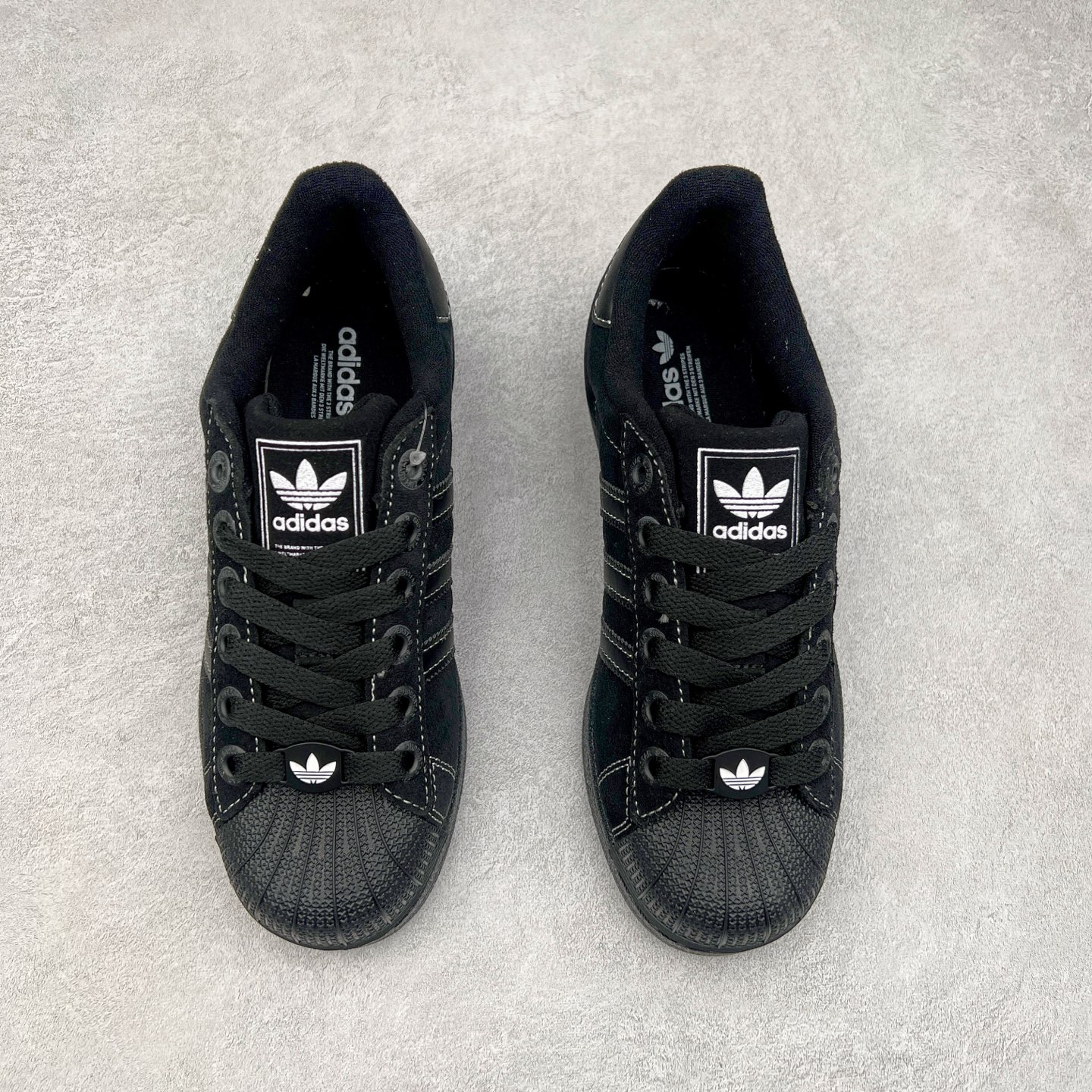 图片[2]-AD Originals Superstar 经典复古贝壳头板鞋 JH5470 诞生于1969年 是第一双将全皮面鞋 身与橡胶鞋头结合在一起的低帮篮球鞋 Superstar最开始 是作为高帮篮球鞋Pro Model的低帮版本而出现的 但因为其独特和醒目的橡胶鞋头造型而让大家熟知 被大家形象地称为\\\”shelltoe\\\”贝壳头 在70年代的美国职业篮球场上 接近3/4的NBA球员都将这双Superstar作为场上用鞋 80年代之后 经过不断的改良和发展 Superstar逐渐成为横跨时装、音乐、街头文化、休闲和运动等各大领域的时尚潮鞋 尺码：36 36.5 37 38 38.5 39 40 40.5 41 42 42.5 43 44 44.5 45-选品中心