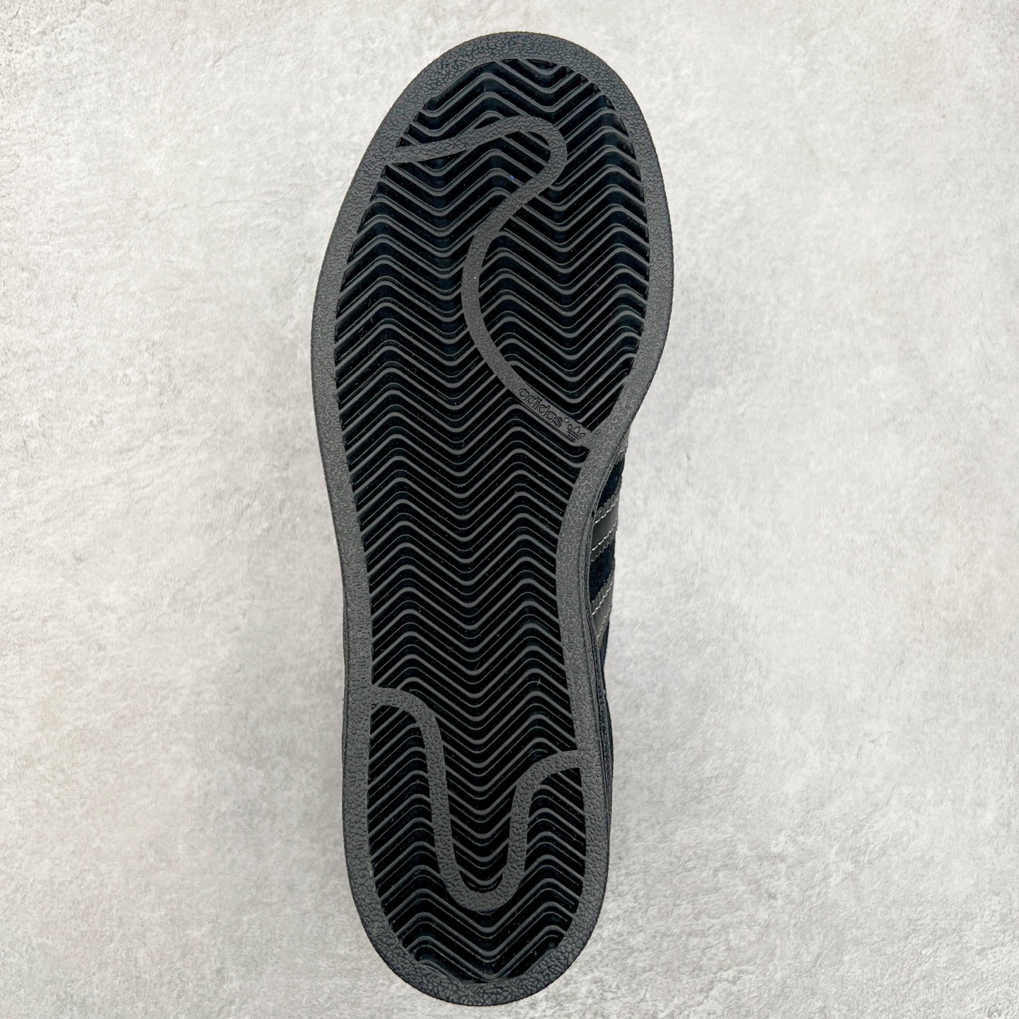 图片[9]-AD Originals Superstar 经典复古贝壳头板鞋 JH5470 诞生于1969年 是第一双将全皮面鞋 身与橡胶鞋头结合在一起的低帮篮球鞋 Superstar最开始 是作为高帮篮球鞋Pro Model的低帮版本而出现的 但因为其独特和醒目的橡胶鞋头造型而让大家熟知 被大家形象地称为\\\”shelltoe\\\”贝壳头 在70年代的美国职业篮球场上 接近3/4的NBA球员都将这双Superstar作为场上用鞋 80年代之后 经过不断的改良和发展 Superstar逐渐成为横跨时装、音乐、街头文化、休闲和运动等各大领域的时尚潮鞋 尺码：36 36.5 37 38 38.5 39 40 40.5 41 42 42.5 43 44 44.5 45-选品中心