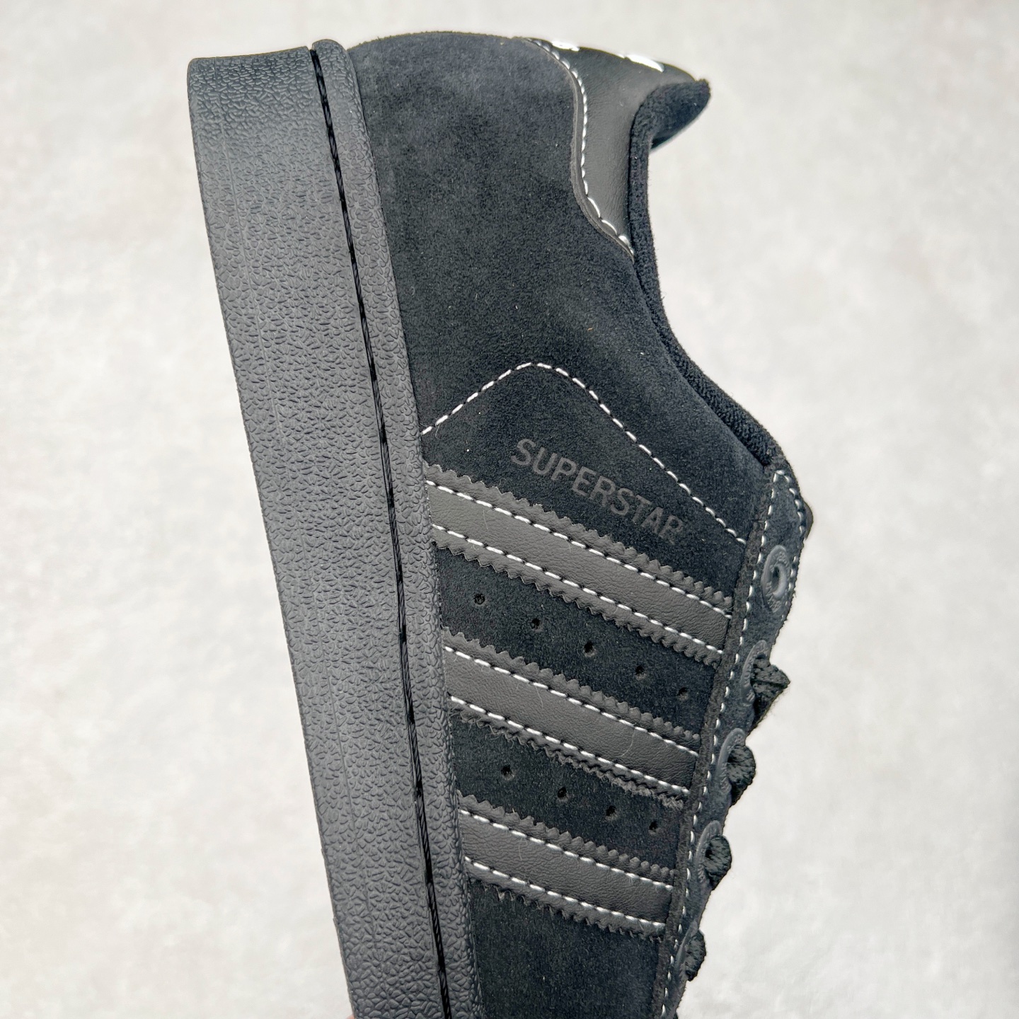 图片[6]-AD Originals Superstar 经典复古贝壳头板鞋 JH5470 诞生于1969年 是第一双将全皮面鞋 身与橡胶鞋头结合在一起的低帮篮球鞋 Superstar最开始 是作为高帮篮球鞋Pro Model的低帮版本而出现的 但因为其独特和醒目的橡胶鞋头造型而让大家熟知 被大家形象地称为\\\”shelltoe\\\”贝壳头 在70年代的美国职业篮球场上 接近3/4的NBA球员都将这双Superstar作为场上用鞋 80年代之后 经过不断的改良和发展 Superstar逐渐成为横跨时装、音乐、街头文化、休闲和运动等各大领域的时尚潮鞋 尺码：36 36.5 37 38 38.5 39 40 40.5 41 42 42.5 43 44 44.5 45-选品中心