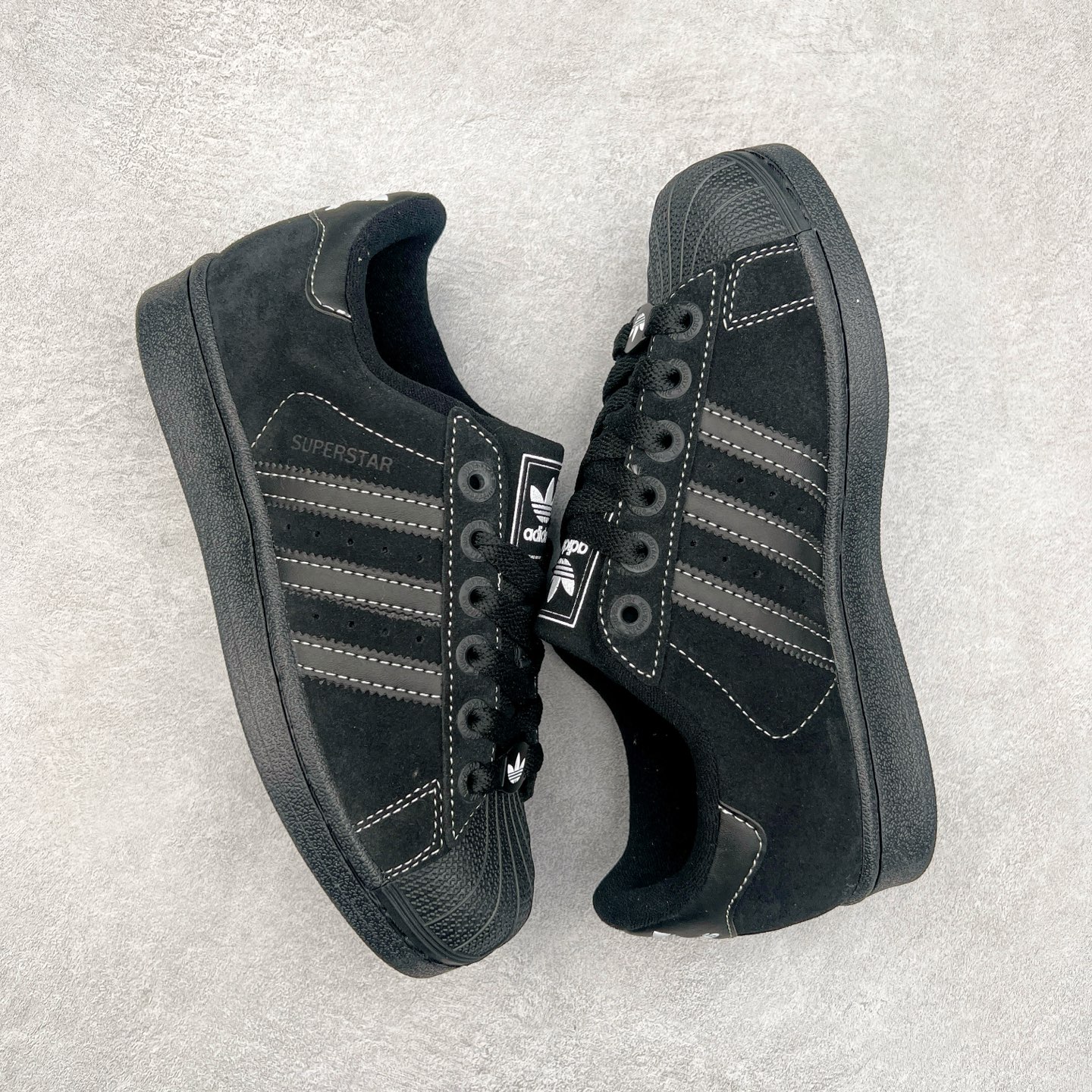 图片[3]-AD Originals Superstar 经典复古贝壳头板鞋 JH5470 诞生于1969年 是第一双将全皮面鞋 身与橡胶鞋头结合在一起的低帮篮球鞋 Superstar最开始 是作为高帮篮球鞋Pro Model的低帮版本而出现的 但因为其独特和醒目的橡胶鞋头造型而让大家熟知 被大家形象地称为\\\”shelltoe\\\”贝壳头 在70年代的美国职业篮球场上 接近3/4的NBA球员都将这双Superstar作为场上用鞋 80年代之后 经过不断的改良和发展 Superstar逐渐成为横跨时装、音乐、街头文化、休闲和运动等各大领域的时尚潮鞋 尺码：36 36.5 37 38 38.5 39 40 40.5 41 42 42.5 43 44 44.5 45-选品中心