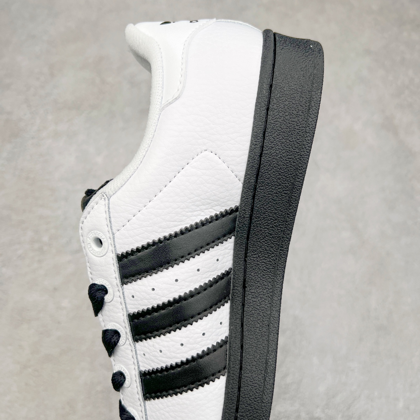 图片[7]-AD Originals Superstar 经典复古贝壳头板鞋 JI0124 诞生于1969年 是第一双将全皮面鞋 身与橡胶鞋头结合在一起的低帮篮球鞋 Superstar最开始 是作为高帮篮球鞋Pro Model的低帮版本而出现的 但因为其独特和醒目的橡胶鞋头造型而让大家熟知 被大家形象地称为\\\”shelltoe\\\”贝壳头 在70年代的美国职业篮球场上 接近3/4的NBA球员都将这双Superstar作为场上用鞋 80年代之后 经过不断的改良和发展 Superstar逐渐成为横跨时装、音乐、街头文化、休闲和运动等各大领域的时尚潮鞋 尺码：36 36.5 37 38 38.5 39 40 40.5 41 42 42.5 43 44 44.5 45-选品中心