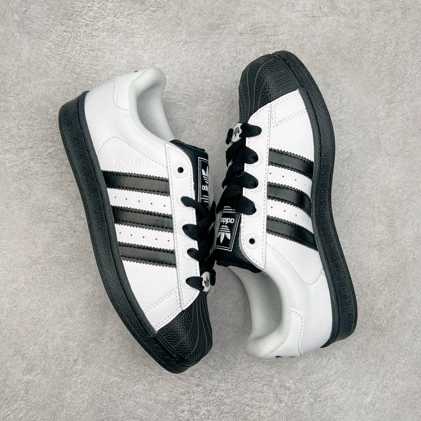 图片[3]-AD Originals Superstar 经典复古贝壳头板鞋 JI0124 诞生于1969年 是第一双将全皮面鞋 身与橡胶鞋头结合在一起的低帮篮球鞋 Superstar最开始 是作为高帮篮球鞋Pro Model的低帮版本而出现的 但因为其独特和醒目的橡胶鞋头造型而让大家熟知 被大家形象地称为\\\”shelltoe\\\”贝壳头 在70年代的美国职业篮球场上 接近3/4的NBA球员都将这双Superstar作为场上用鞋 80年代之后 经过不断的改良和发展 Superstar逐渐成为横跨时装、音乐、街头文化、休闲和运动等各大领域的时尚潮鞋 尺码：36 36.5 37 38 38.5 39 40 40.5 41 42 42.5 43 44 44.5 45-选品中心