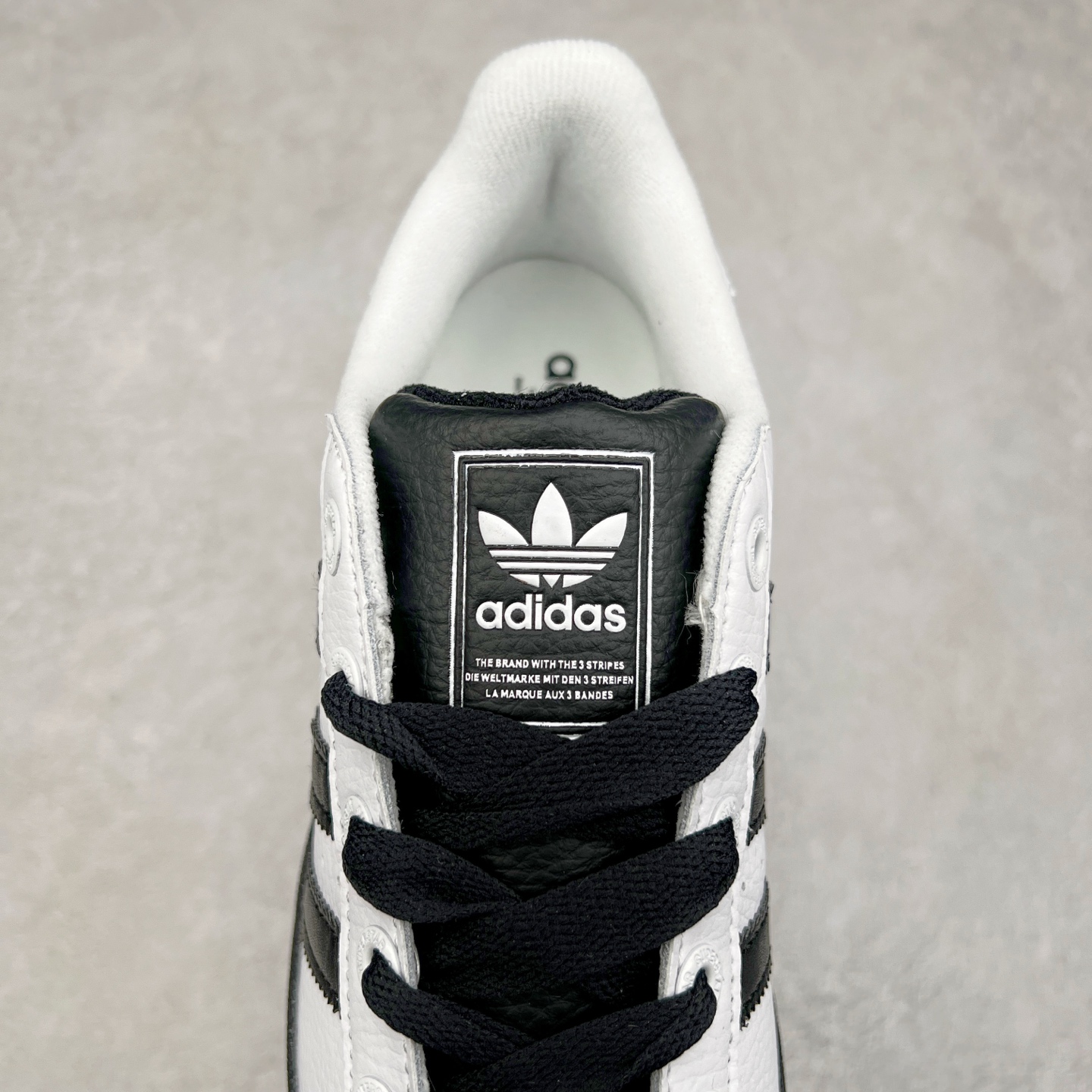 图片[5]-AD Originals Superstar 经典复古贝壳头板鞋 JI0124 诞生于1969年 是第一双将全皮面鞋 身与橡胶鞋头结合在一起的低帮篮球鞋 Superstar最开始 是作为高帮篮球鞋Pro Model的低帮版本而出现的 但因为其独特和醒目的橡胶鞋头造型而让大家熟知 被大家形象地称为\\\”shelltoe\\\”贝壳头 在70年代的美国职业篮球场上 接近3/4的NBA球员都将这双Superstar作为场上用鞋 80年代之后 经过不断的改良和发展 Superstar逐渐成为横跨时装、音乐、街头文化、休闲和运动等各大领域的时尚潮鞋 尺码：36 36.5 37 38 38.5 39 40 40.5 41 42 42.5 43 44 44.5 45-选品中心