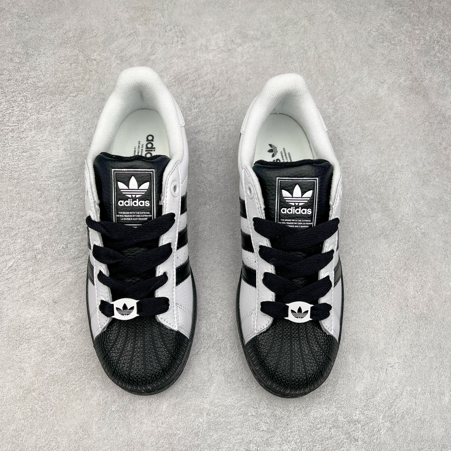 图片[2]-AD Originals Superstar 经典复古贝壳头板鞋 JI0124 诞生于1969年 是第一双将全皮面鞋 身与橡胶鞋头结合在一起的低帮篮球鞋 Superstar最开始 是作为高帮篮球鞋Pro Model的低帮版本而出现的 但因为其独特和醒目的橡胶鞋头造型而让大家熟知 被大家形象地称为\\\”shelltoe\\\”贝壳头 在70年代的美国职业篮球场上 接近3/4的NBA球员都将这双Superstar作为场上用鞋 80年代之后 经过不断的改良和发展 Superstar逐渐成为横跨时装、音乐、街头文化、休闲和运动等各大领域的时尚潮鞋 尺码：36 36.5 37 38 38.5 39 40 40.5 41 42 42.5 43 44 44.5 45-选品中心