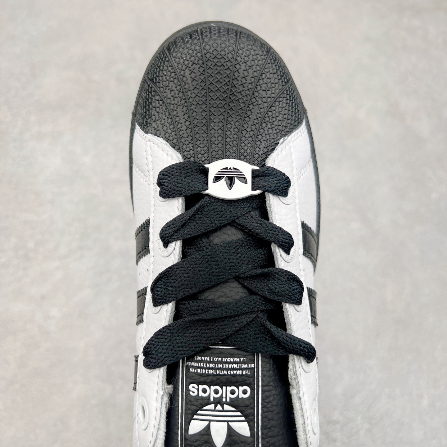 图片[4]-AD Originals Superstar 经典复古贝壳头板鞋 JI0124 诞生于1969年 是第一双将全皮面鞋 身与橡胶鞋头结合在一起的低帮篮球鞋 Superstar最开始 是作为高帮篮球鞋Pro Model的低帮版本而出现的 但因为其独特和醒目的橡胶鞋头造型而让大家熟知 被大家形象地称为\\\”shelltoe\\\”贝壳头 在70年代的美国职业篮球场上 接近3/4的NBA球员都将这双Superstar作为场上用鞋 80年代之后 经过不断的改良和发展 Superstar逐渐成为横跨时装、音乐、街头文化、休闲和运动等各大领域的时尚潮鞋 尺码：36 36.5 37 38 38.5 39 40 40.5 41 42 42.5 43 44 44.5 45-选品中心