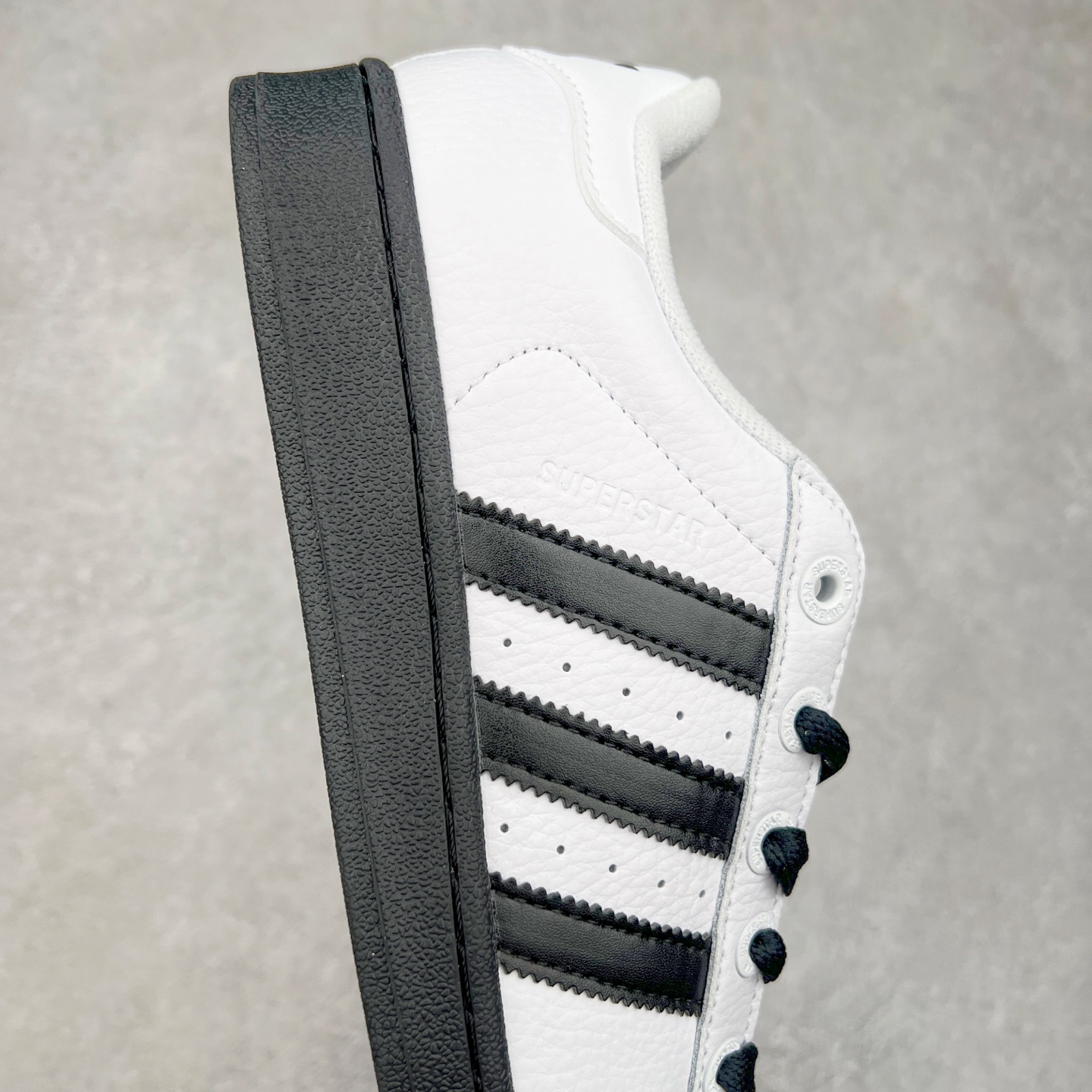 图片[6]-AD Originals Superstar 经典复古贝壳头板鞋 JI0124 诞生于1969年 是第一双将全皮面鞋 身与橡胶鞋头结合在一起的低帮篮球鞋 Superstar最开始 是作为高帮篮球鞋Pro Model的低帮版本而出现的 但因为其独特和醒目的橡胶鞋头造型而让大家熟知 被大家形象地称为\\\”shelltoe\\\”贝壳头 在70年代的美国职业篮球场上 接近3/4的NBA球员都将这双Superstar作为场上用鞋 80年代之后 经过不断的改良和发展 Superstar逐渐成为横跨时装、音乐、街头文化、休闲和运动等各大领域的时尚潮鞋 尺码：36 36.5 37 38 38.5 39 40 40.5 41 42 42.5 43 44 44.5 45-选品中心