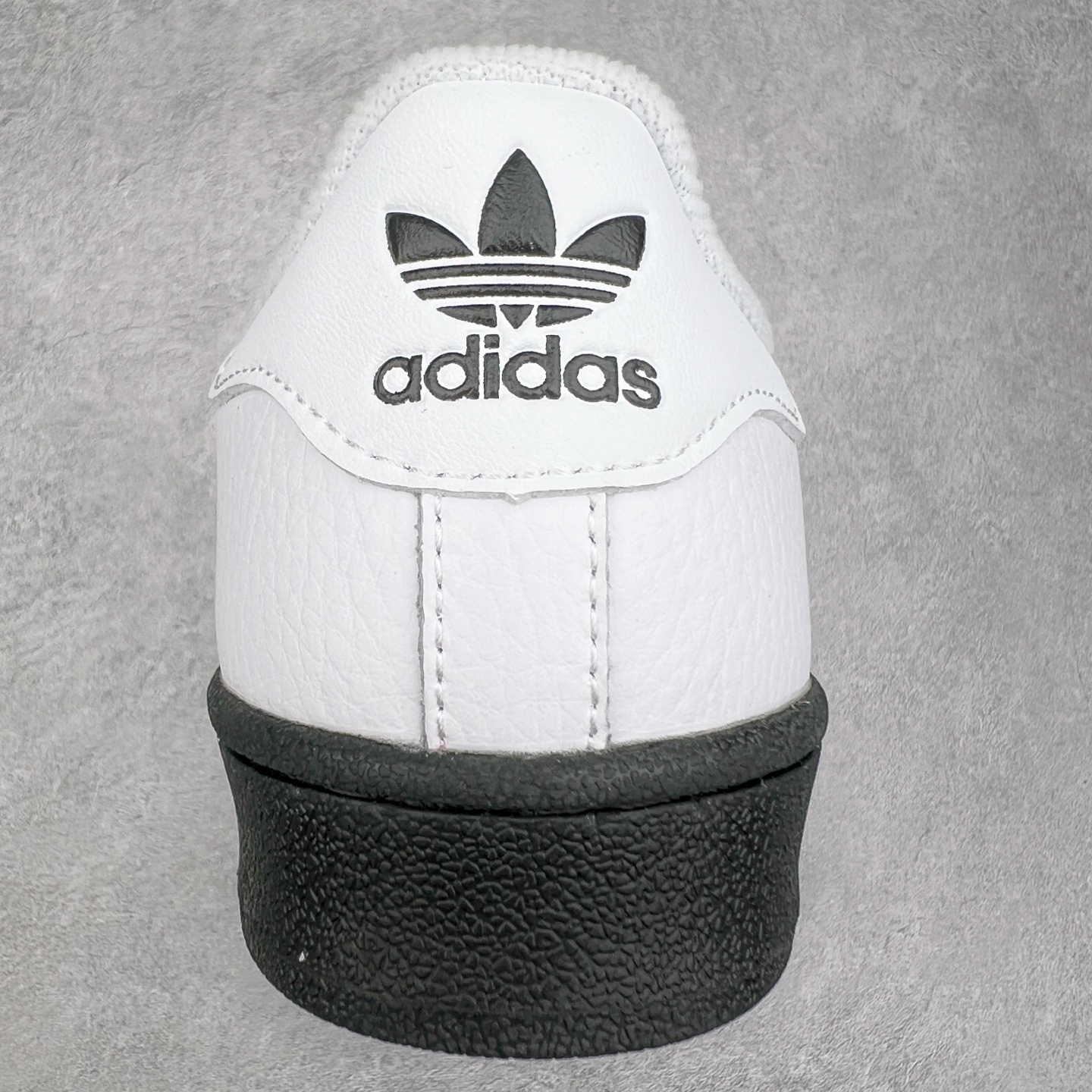 图片[8]-AD Originals Superstar 经典复古贝壳头板鞋 JI0124 诞生于1969年 是第一双将全皮面鞋 身与橡胶鞋头结合在一起的低帮篮球鞋 Superstar最开始 是作为高帮篮球鞋Pro Model的低帮版本而出现的 但因为其独特和醒目的橡胶鞋头造型而让大家熟知 被大家形象地称为\\\”shelltoe\\\”贝壳头 在70年代的美国职业篮球场上 接近3/4的NBA球员都将这双Superstar作为场上用鞋 80年代之后 经过不断的改良和发展 Superstar逐渐成为横跨时装、音乐、街头文化、休闲和运动等各大领域的时尚潮鞋 尺码：36 36.5 37 38 38.5 39 40 40.5 41 42 42.5 43 44 44.5 45-选品中心