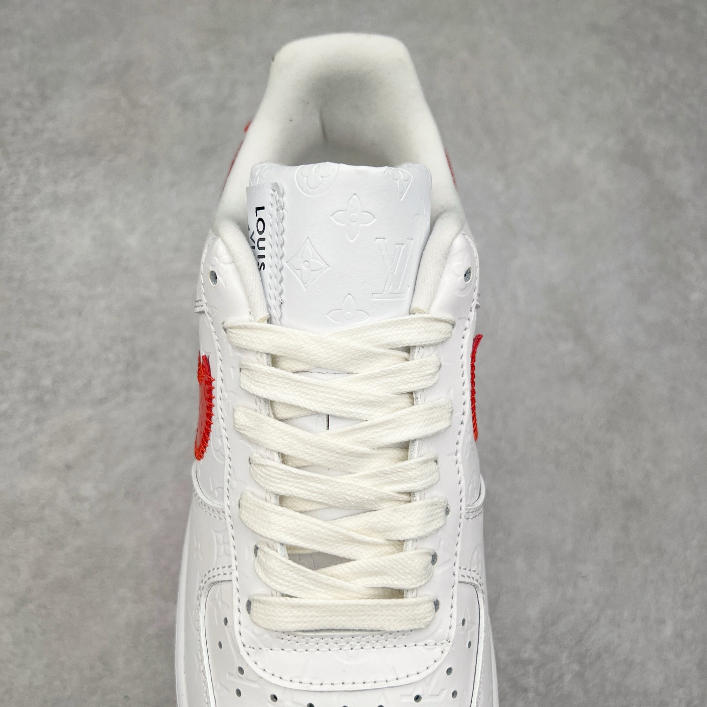 图片[5]-＃福利特价 Louis Vuitton x NK Air Force 1 联名款 空军一号低帮休闲运动板鞋 毫无疑问 今年的鞋王非 LV x Air Force1 莫属 LV 的强强联名 再加上是 Virgil Abloh 联名鞋款的绝唱系列 让鞋头们又多了一个不得不买的理由 苏富比在官方 ins 账号上发布了 LV x Nike Air Force 1 第一波发售信息，会以线上拍卖的形式在苏富比网站上进行发售 限量200双 尺码从 US5到 US18 每双鞋的起拍价为2,000美元 预估价在5,000-15,000美元 拍卖所得收益将全数捐赠给 Virgil Abloh 创立的「Post-Modern」奖学金基金 拍卖时间从1月26日进行到2月8日 发售的第一双是最具代表性的小牛皮 LV 老花款式 它集合了 LV 与 Virgil 最经典的设计 鞋身拼接了 LV 两大经典 monogram 印花和 damier 棋盘格元素 侧面、鞋带上的“AIR”“LACET”字样是 Virgil 的招牌设计 白色中底搭配 LV 经典棕色 尽显奢华魅力 此次拍卖还会附带特别版皮质鞋盒 通体一身的橘色鞋盒印满了 LV monogram 老花 顶部搭配了白色锁扣以及 Swoosh 吊饰 日常还可以当作旅行箱使用 尺码：36 36.5 37.5 38 38.5 39 40 40.5 41 42 42.5 43 44 44.5 45-选品中心