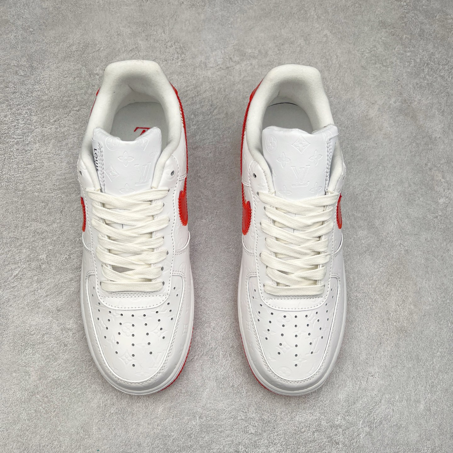 图片[2]-＃福利特价 Louis Vuitton x NK Air Force 1 联名款 空军一号低帮休闲运动板鞋 毫无疑问 今年的鞋王非 LV x Air Force1 莫属 LV 的强强联名 再加上是 Virgil Abloh 联名鞋款的绝唱系列 让鞋头们又多了一个不得不买的理由 苏富比在官方 ins 账号上发布了 LV x Nike Air Force 1 第一波发售信息，会以线上拍卖的形式在苏富比网站上进行发售 限量200双 尺码从 US5到 US18 每双鞋的起拍价为2,000美元 预估价在5,000-15,000美元 拍卖所得收益将全数捐赠给 Virgil Abloh 创立的「Post-Modern」奖学金基金 拍卖时间从1月26日进行到2月8日 发售的第一双是最具代表性的小牛皮 LV 老花款式 它集合了 LV 与 Virgil 最经典的设计 鞋身拼接了 LV 两大经典 monogram 印花和 damier 棋盘格元素 侧面、鞋带上的“AIR”“LACET”字样是 Virgil 的招牌设计 白色中底搭配 LV 经典棕色 尽显奢华魅力 此次拍卖还会附带特别版皮质鞋盒 通体一身的橘色鞋盒印满了 LV monogram 老花 顶部搭配了白色锁扣以及 Swoosh 吊饰 日常还可以当作旅行箱使用 尺码：36 36.5 37.5 38 38.5 39 40 40.5 41 42 42.5 43 44 44.5 45-选品中心