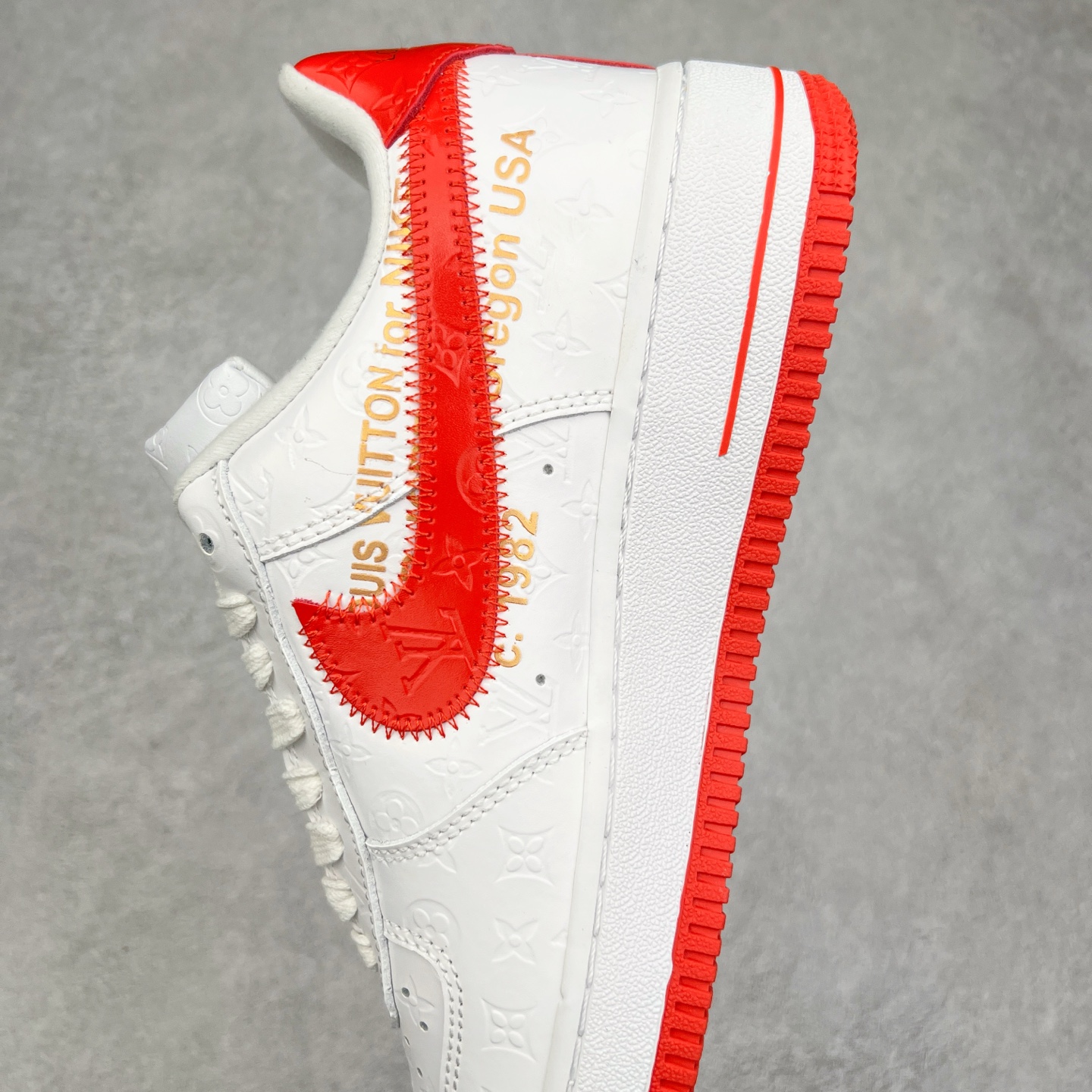 图片[7]-＃福利特价 Louis Vuitton x NK Air Force 1 联名款 空军一号低帮休闲运动板鞋 毫无疑问 今年的鞋王非 LV x Air Force1 莫属 LV 的强强联名 再加上是 Virgil Abloh 联名鞋款的绝唱系列 让鞋头们又多了一个不得不买的理由 苏富比在官方 ins 账号上发布了 LV x Nike Air Force 1 第一波发售信息，会以线上拍卖的形式在苏富比网站上进行发售 限量200双 尺码从 US5到 US18 每双鞋的起拍价为2,000美元 预估价在5,000-15,000美元 拍卖所得收益将全数捐赠给 Virgil Abloh 创立的「Post-Modern」奖学金基金 拍卖时间从1月26日进行到2月8日 发售的第一双是最具代表性的小牛皮 LV 老花款式 它集合了 LV 与 Virgil 最经典的设计 鞋身拼接了 LV 两大经典 monogram 印花和 damier 棋盘格元素 侧面、鞋带上的“AIR”“LACET”字样是 Virgil 的招牌设计 白色中底搭配 LV 经典棕色 尽显奢华魅力 此次拍卖还会附带特别版皮质鞋盒 通体一身的橘色鞋盒印满了 LV monogram 老花 顶部搭配了白色锁扣以及 Swoosh 吊饰 日常还可以当作旅行箱使用 尺码：36 36.5 37.5 38 38.5 39 40 40.5 41 42 42.5 43 44 44.5 45-选品中心