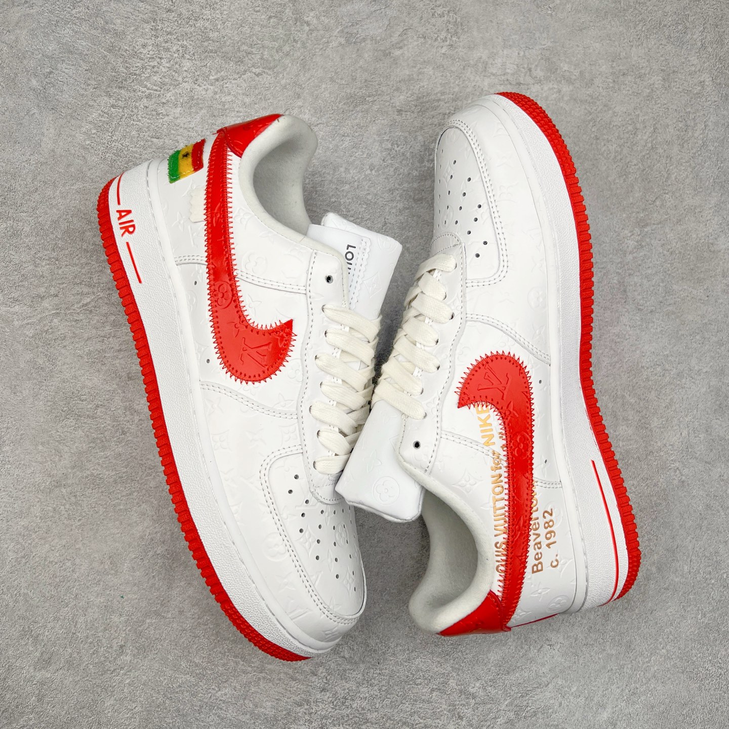 图片[3]-＃福利特价 Louis Vuitton x NK Air Force 1 联名款 空军一号低帮休闲运动板鞋 毫无疑问 今年的鞋王非 LV x Air Force1 莫属 LV 的强强联名 再加上是 Virgil Abloh 联名鞋款的绝唱系列 让鞋头们又多了一个不得不买的理由 苏富比在官方 ins 账号上发布了 LV x Nike Air Force 1 第一波发售信息，会以线上拍卖的形式在苏富比网站上进行发售 限量200双 尺码从 US5到 US18 每双鞋的起拍价为2,000美元 预估价在5,000-15,000美元 拍卖所得收益将全数捐赠给 Virgil Abloh 创立的「Post-Modern」奖学金基金 拍卖时间从1月26日进行到2月8日 发售的第一双是最具代表性的小牛皮 LV 老花款式 它集合了 LV 与 Virgil 最经典的设计 鞋身拼接了 LV 两大经典 monogram 印花和 damier 棋盘格元素 侧面、鞋带上的“AIR”“LACET”字样是 Virgil 的招牌设计 白色中底搭配 LV 经典棕色 尽显奢华魅力 此次拍卖还会附带特别版皮质鞋盒 通体一身的橘色鞋盒印满了 LV monogram 老花 顶部搭配了白色锁扣以及 Swoosh 吊饰 日常还可以当作旅行箱使用 尺码：36 36.5 37.5 38 38.5 39 40 40.5 41 42 42.5 43 44 44.5 45-选品中心