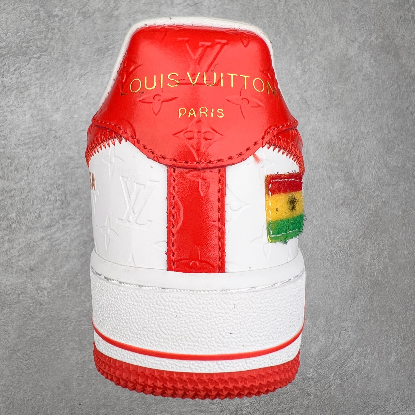 图片[8]-＃福利特价 Louis Vuitton x NK Air Force 1 联名款 空军一号低帮休闲运动板鞋 毫无疑问 今年的鞋王非 LV x Air Force1 莫属 LV 的强强联名 再加上是 Virgil Abloh 联名鞋款的绝唱系列 让鞋头们又多了一个不得不买的理由 苏富比在官方 ins 账号上发布了 LV x Nike Air Force 1 第一波发售信息，会以线上拍卖的形式在苏富比网站上进行发售 限量200双 尺码从 US5到 US18 每双鞋的起拍价为2,000美元 预估价在5,000-15,000美元 拍卖所得收益将全数捐赠给 Virgil Abloh 创立的「Post-Modern」奖学金基金 拍卖时间从1月26日进行到2月8日 发售的第一双是最具代表性的小牛皮 LV 老花款式 它集合了 LV 与 Virgil 最经典的设计 鞋身拼接了 LV 两大经典 monogram 印花和 damier 棋盘格元素 侧面、鞋带上的“AIR”“LACET”字样是 Virgil 的招牌设计 白色中底搭配 LV 经典棕色 尽显奢华魅力 此次拍卖还会附带特别版皮质鞋盒 通体一身的橘色鞋盒印满了 LV monogram 老花 顶部搭配了白色锁扣以及 Swoosh 吊饰 日常还可以当作旅行箱使用 尺码：36 36.5 37.5 38 38.5 39 40 40.5 41 42 42.5 43 44 44.5 45-选品中心