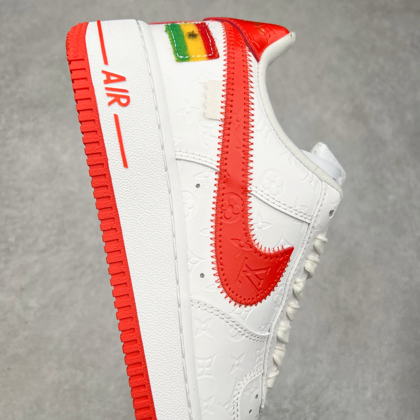 图片[6]-＃福利特价 Louis Vuitton x NK Air Force 1 联名款 空军一号低帮休闲运动板鞋 毫无疑问 今年的鞋王非 LV x Air Force1 莫属 LV 的强强联名 再加上是 Virgil Abloh 联名鞋款的绝唱系列 让鞋头们又多了一个不得不买的理由 苏富比在官方 ins 账号上发布了 LV x Nike Air Force 1 第一波发售信息，会以线上拍卖的形式在苏富比网站上进行发售 限量200双 尺码从 US5到 US18 每双鞋的起拍价为2,000美元 预估价在5,000-15,000美元 拍卖所得收益将全数捐赠给 Virgil Abloh 创立的「Post-Modern」奖学金基金 拍卖时间从1月26日进行到2月8日 发售的第一双是最具代表性的小牛皮 LV 老花款式 它集合了 LV 与 Virgil 最经典的设计 鞋身拼接了 LV 两大经典 monogram 印花和 damier 棋盘格元素 侧面、鞋带上的“AIR”“LACET”字样是 Virgil 的招牌设计 白色中底搭配 LV 经典棕色 尽显奢华魅力 此次拍卖还会附带特别版皮质鞋盒 通体一身的橘色鞋盒印满了 LV monogram 老花 顶部搭配了白色锁扣以及 Swoosh 吊饰 日常还可以当作旅行箱使用 尺码：36 36.5 37.5 38 38.5 39 40 40.5 41 42 42.5 43 44 44.5 45-选品中心