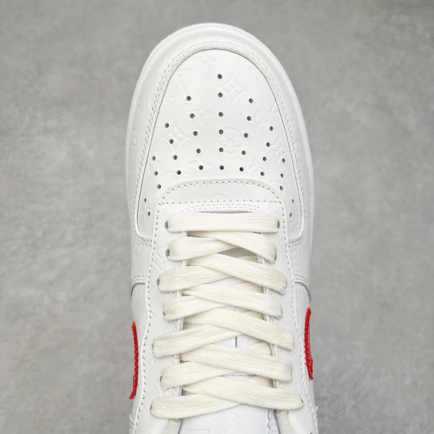 图片[4]-＃福利特价 Louis Vuitton x NK Air Force 1 联名款 空军一号低帮休闲运动板鞋 毫无疑问 今年的鞋王非 LV x Air Force1 莫属 LV 的强强联名 再加上是 Virgil Abloh 联名鞋款的绝唱系列 让鞋头们又多了一个不得不买的理由 苏富比在官方 ins 账号上发布了 LV x Nike Air Force 1 第一波发售信息，会以线上拍卖的形式在苏富比网站上进行发售 限量200双 尺码从 US5到 US18 每双鞋的起拍价为2,000美元 预估价在5,000-15,000美元 拍卖所得收益将全数捐赠给 Virgil Abloh 创立的「Post-Modern」奖学金基金 拍卖时间从1月26日进行到2月8日 发售的第一双是最具代表性的小牛皮 LV 老花款式 它集合了 LV 与 Virgil 最经典的设计 鞋身拼接了 LV 两大经典 monogram 印花和 damier 棋盘格元素 侧面、鞋带上的“AIR”“LACET”字样是 Virgil 的招牌设计 白色中底搭配 LV 经典棕色 尽显奢华魅力 此次拍卖还会附带特别版皮质鞋盒 通体一身的橘色鞋盒印满了 LV monogram 老花 顶部搭配了白色锁扣以及 Swoosh 吊饰 日常还可以当作旅行箱使用 尺码：36 36.5 37.5 38 38.5 39 40 40.5 41 42 42.5 43 44 44.5 45-选品中心