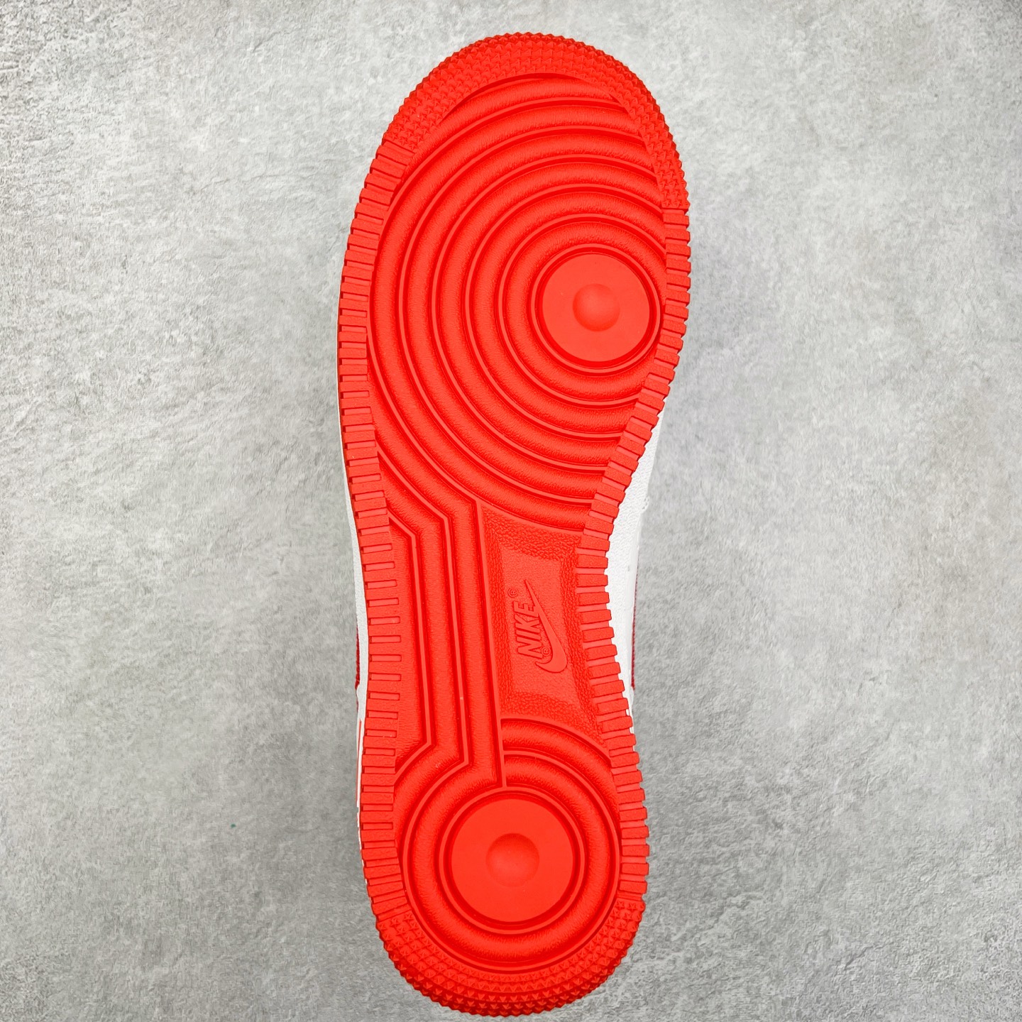 图片[9]-＃福利特价 Louis Vuitton x NK Air Force 1 联名款 空军一号低帮休闲运动板鞋 毫无疑问 今年的鞋王非 LV x Air Force1 莫属 LV 的强强联名 再加上是 Virgil Abloh 联名鞋款的绝唱系列 让鞋头们又多了一个不得不买的理由 苏富比在官方 ins 账号上发布了 LV x Nike Air Force 1 第一波发售信息，会以线上拍卖的形式在苏富比网站上进行发售 限量200双 尺码从 US5到 US18 每双鞋的起拍价为2,000美元 预估价在5,000-15,000美元 拍卖所得收益将全数捐赠给 Virgil Abloh 创立的「Post-Modern」奖学金基金 拍卖时间从1月26日进行到2月8日 发售的第一双是最具代表性的小牛皮 LV 老花款式 它集合了 LV 与 Virgil 最经典的设计 鞋身拼接了 LV 两大经典 monogram 印花和 damier 棋盘格元素 侧面、鞋带上的“AIR”“LACET”字样是 Virgil 的招牌设计 白色中底搭配 LV 经典棕色 尽显奢华魅力 此次拍卖还会附带特别版皮质鞋盒 通体一身的橘色鞋盒印满了 LV monogram 老花 顶部搭配了白色锁扣以及 Swoosh 吊饰 日常还可以当作旅行箱使用 尺码：36 36.5 37.5 38 38.5 39 40 40.5 41 42 42.5 43 44 44.5 45-选品中心