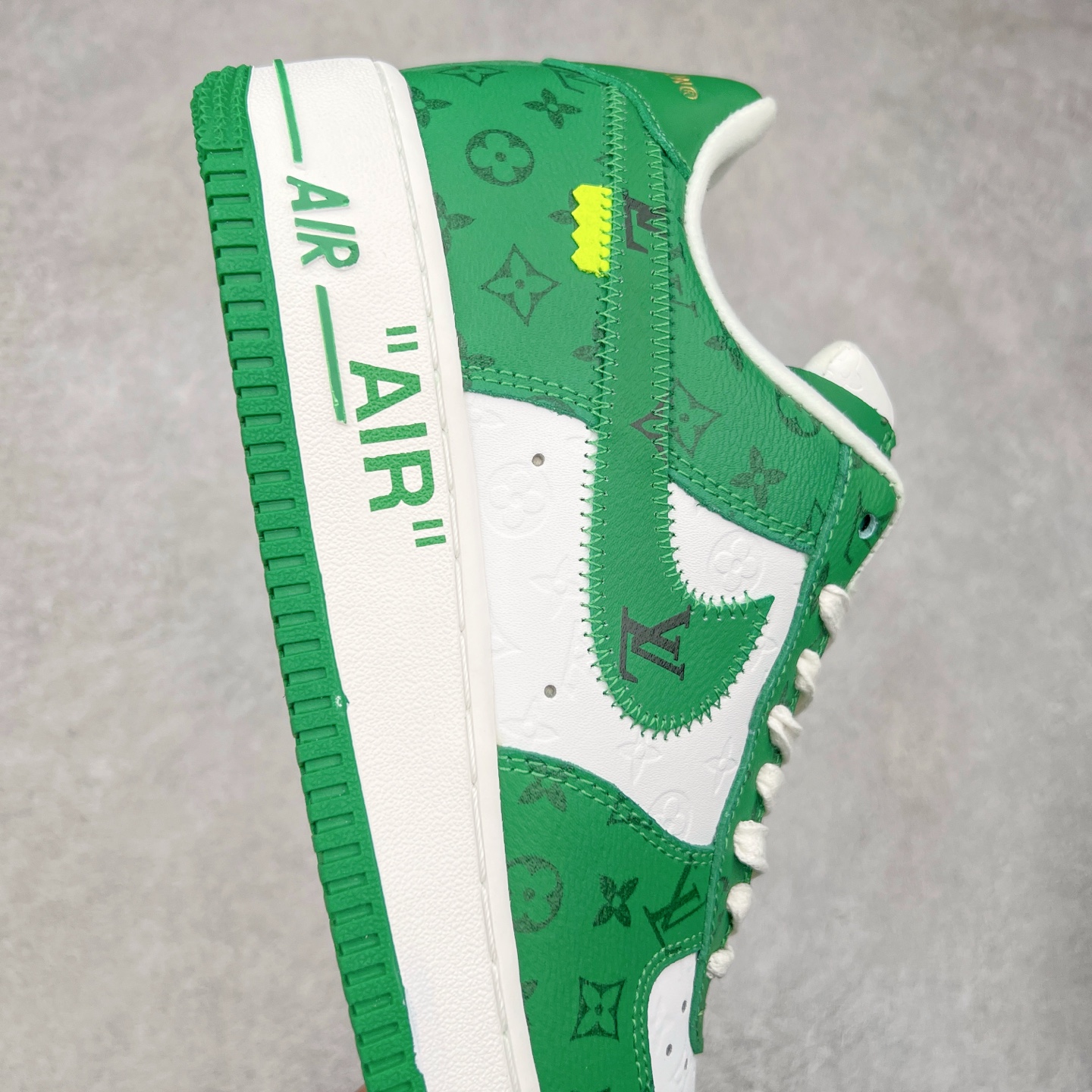 图片[6]-＃福利特价 Louis Vuitton x NK Air Force 1 联名款 空军一号低帮休闲运动板鞋 毫无疑问 今年的鞋王非 LV x Air Force1 莫属 LV 的强强联名 再加上是 Virgil Abloh 联名鞋款的绝唱系列 让鞋头们又多了一个不得不买的理由 苏富比在官方 ins 账号上发布了 LV x Nike Air Force 1 第一波发售信息，会以线上拍卖的形式在苏富比网站上进行发售 限量200双 尺码从 US5到 US18 每双鞋的起拍价为2,000美元 预估价在5,000-15,000美元 拍卖所得收益将全数捐赠给 Virgil Abloh 创立的「Post-Modern」奖学金基金 拍卖时间从1月26日进行到2月8日 发售的第一双是最具代表性的小牛皮 LV 老花款式 它集合了 LV 与 Virgil 最经典的设计 鞋身拼接了 LV 两大经典 monogram 印花和 damier 棋盘格元素 侧面、鞋带上的“AIR”“LACET”字样是 Virgil 的招牌设计 白色中底搭配 LV 经典棕色 尽显奢华魅力 此次拍卖还会附带特别版皮质鞋盒 通体一身的橘色鞋盒印满了 LV monogram 老花 顶部搭配了白色锁扣以及 Swoosh 吊饰 日常还可以当作旅行箱使用 尺码：36 36.5 37.5 38 38.5 39 40 40.5 41 42 42.5 43 44 44.5 45-选品中心