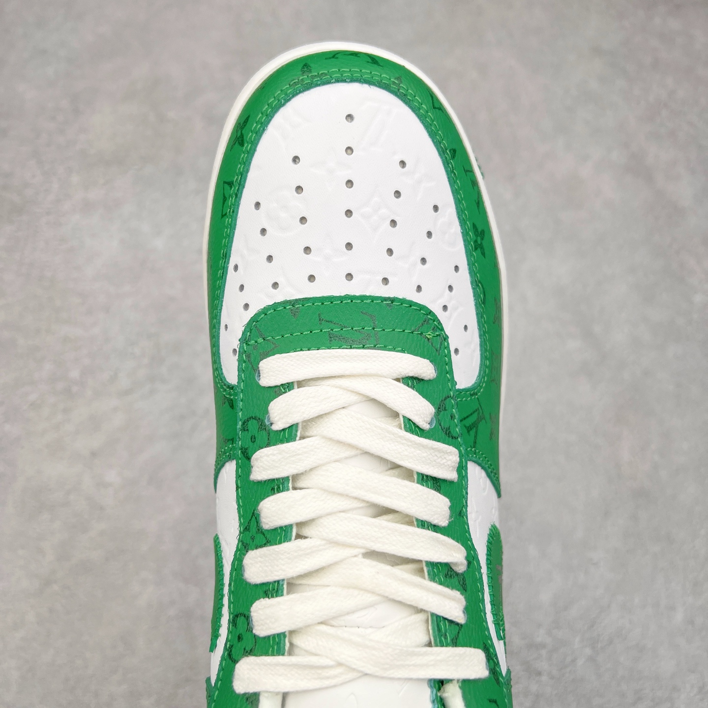 图片[4]-＃福利特价 Louis Vuitton x NK Air Force 1 联名款 空军一号低帮休闲运动板鞋 毫无疑问 今年的鞋王非 LV x Air Force1 莫属 LV 的强强联名 再加上是 Virgil Abloh 联名鞋款的绝唱系列 让鞋头们又多了一个不得不买的理由 苏富比在官方 ins 账号上发布了 LV x Nike Air Force 1 第一波发售信息，会以线上拍卖的形式在苏富比网站上进行发售 限量200双 尺码从 US5到 US18 每双鞋的起拍价为2,000美元 预估价在5,000-15,000美元 拍卖所得收益将全数捐赠给 Virgil Abloh 创立的「Post-Modern」奖学金基金 拍卖时间从1月26日进行到2月8日 发售的第一双是最具代表性的小牛皮 LV 老花款式 它集合了 LV 与 Virgil 最经典的设计 鞋身拼接了 LV 两大经典 monogram 印花和 damier 棋盘格元素 侧面、鞋带上的“AIR”“LACET”字样是 Virgil 的招牌设计 白色中底搭配 LV 经典棕色 尽显奢华魅力 此次拍卖还会附带特别版皮质鞋盒 通体一身的橘色鞋盒印满了 LV monogram 老花 顶部搭配了白色锁扣以及 Swoosh 吊饰 日常还可以当作旅行箱使用 尺码：36 36.5 37.5 38 38.5 39 40 40.5 41 42 42.5 43 44 44.5 45-选品中心