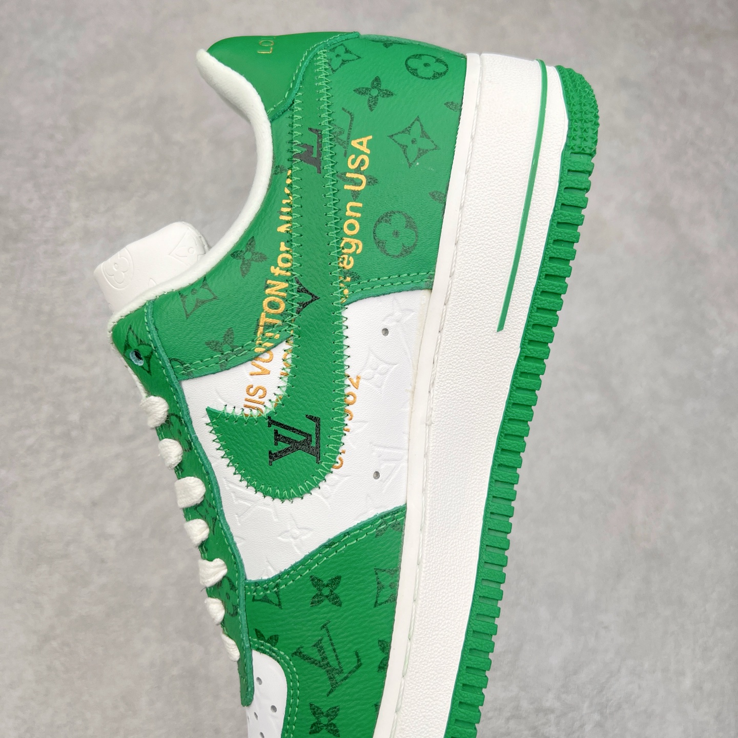 图片[7]-＃福利特价 Louis Vuitton x NK Air Force 1 联名款 空军一号低帮休闲运动板鞋 毫无疑问 今年的鞋王非 LV x Air Force1 莫属 LV 的强强联名 再加上是 Virgil Abloh 联名鞋款的绝唱系列 让鞋头们又多了一个不得不买的理由 苏富比在官方 ins 账号上发布了 LV x Nike Air Force 1 第一波发售信息，会以线上拍卖的形式在苏富比网站上进行发售 限量200双 尺码从 US5到 US18 每双鞋的起拍价为2,000美元 预估价在5,000-15,000美元 拍卖所得收益将全数捐赠给 Virgil Abloh 创立的「Post-Modern」奖学金基金 拍卖时间从1月26日进行到2月8日 发售的第一双是最具代表性的小牛皮 LV 老花款式 它集合了 LV 与 Virgil 最经典的设计 鞋身拼接了 LV 两大经典 monogram 印花和 damier 棋盘格元素 侧面、鞋带上的“AIR”“LACET”字样是 Virgil 的招牌设计 白色中底搭配 LV 经典棕色 尽显奢华魅力 此次拍卖还会附带特别版皮质鞋盒 通体一身的橘色鞋盒印满了 LV monogram 老花 顶部搭配了白色锁扣以及 Swoosh 吊饰 日常还可以当作旅行箱使用 尺码：36 36.5 37.5 38 38.5 39 40 40.5 41 42 42.5 43 44 44.5 45-选品中心