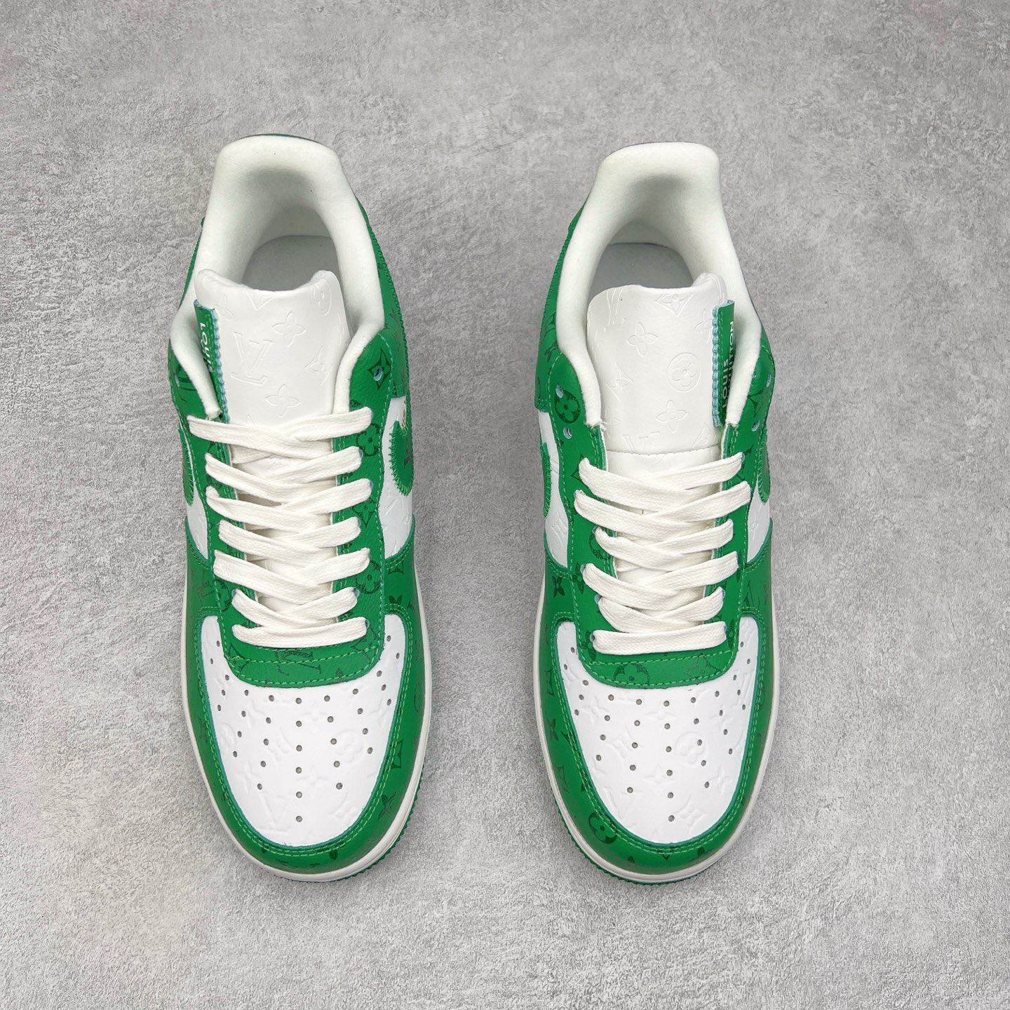 图片[2]-＃福利特价 Louis Vuitton x NK Air Force 1 联名款 空军一号低帮休闲运动板鞋 毫无疑问 今年的鞋王非 LV x Air Force1 莫属 LV 的强强联名 再加上是 Virgil Abloh 联名鞋款的绝唱系列 让鞋头们又多了一个不得不买的理由 苏富比在官方 ins 账号上发布了 LV x Nike Air Force 1 第一波发售信息，会以线上拍卖的形式在苏富比网站上进行发售 限量200双 尺码从 US5到 US18 每双鞋的起拍价为2,000美元 预估价在5,000-15,000美元 拍卖所得收益将全数捐赠给 Virgil Abloh 创立的「Post-Modern」奖学金基金 拍卖时间从1月26日进行到2月8日 发售的第一双是最具代表性的小牛皮 LV 老花款式 它集合了 LV 与 Virgil 最经典的设计 鞋身拼接了 LV 两大经典 monogram 印花和 damier 棋盘格元素 侧面、鞋带上的“AIR”“LACET”字样是 Virgil 的招牌设计 白色中底搭配 LV 经典棕色 尽显奢华魅力 此次拍卖还会附带特别版皮质鞋盒 通体一身的橘色鞋盒印满了 LV monogram 老花 顶部搭配了白色锁扣以及 Swoosh 吊饰 日常还可以当作旅行箱使用 尺码：36 36.5 37.5 38 38.5 39 40 40.5 41 42 42.5 43 44 44.5 45-选品中心