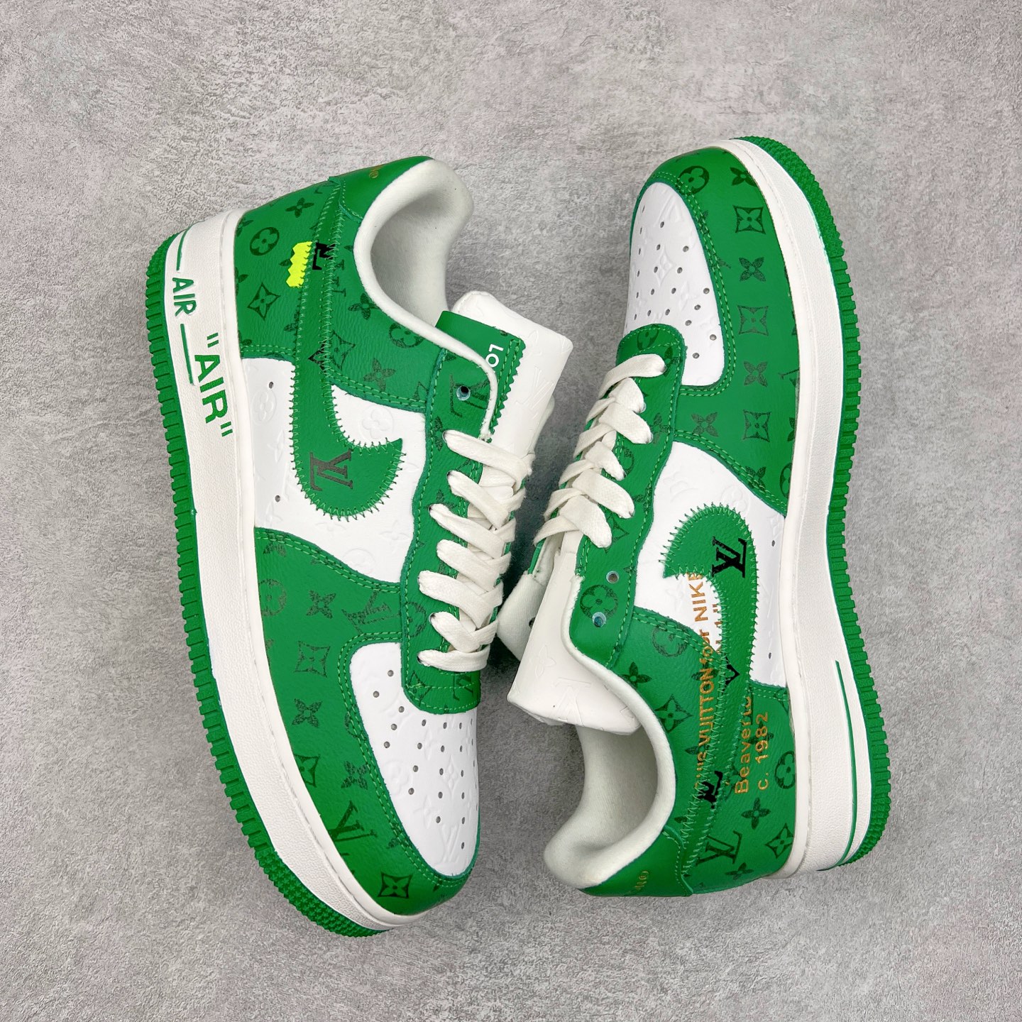 图片[3]-＃福利特价 Louis Vuitton x NK Air Force 1 联名款 空军一号低帮休闲运动板鞋 毫无疑问 今年的鞋王非 LV x Air Force1 莫属 LV 的强强联名 再加上是 Virgil Abloh 联名鞋款的绝唱系列 让鞋头们又多了一个不得不买的理由 苏富比在官方 ins 账号上发布了 LV x Nike Air Force 1 第一波发售信息，会以线上拍卖的形式在苏富比网站上进行发售 限量200双 尺码从 US5到 US18 每双鞋的起拍价为2,000美元 预估价在5,000-15,000美元 拍卖所得收益将全数捐赠给 Virgil Abloh 创立的「Post-Modern」奖学金基金 拍卖时间从1月26日进行到2月8日 发售的第一双是最具代表性的小牛皮 LV 老花款式 它集合了 LV 与 Virgil 最经典的设计 鞋身拼接了 LV 两大经典 monogram 印花和 damier 棋盘格元素 侧面、鞋带上的“AIR”“LACET”字样是 Virgil 的招牌设计 白色中底搭配 LV 经典棕色 尽显奢华魅力 此次拍卖还会附带特别版皮质鞋盒 通体一身的橘色鞋盒印满了 LV monogram 老花 顶部搭配了白色锁扣以及 Swoosh 吊饰 日常还可以当作旅行箱使用 尺码：36 36.5 37.5 38 38.5 39 40 40.5 41 42 42.5 43 44 44.5 45-选品中心