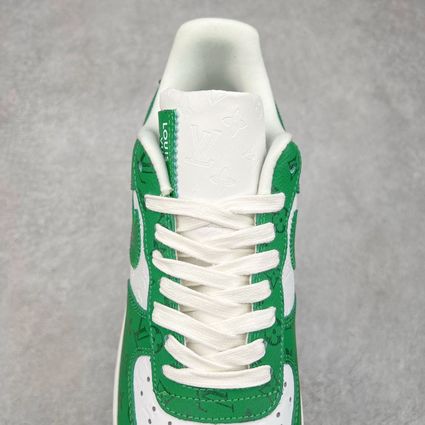 图片[5]-＃福利特价 Louis Vuitton x NK Air Force 1 联名款 空军一号低帮休闲运动板鞋 毫无疑问 今年的鞋王非 LV x Air Force1 莫属 LV 的强强联名 再加上是 Virgil Abloh 联名鞋款的绝唱系列 让鞋头们又多了一个不得不买的理由 苏富比在官方 ins 账号上发布了 LV x Nike Air Force 1 第一波发售信息，会以线上拍卖的形式在苏富比网站上进行发售 限量200双 尺码从 US5到 US18 每双鞋的起拍价为2,000美元 预估价在5,000-15,000美元 拍卖所得收益将全数捐赠给 Virgil Abloh 创立的「Post-Modern」奖学金基金 拍卖时间从1月26日进行到2月8日 发售的第一双是最具代表性的小牛皮 LV 老花款式 它集合了 LV 与 Virgil 最经典的设计 鞋身拼接了 LV 两大经典 monogram 印花和 damier 棋盘格元素 侧面、鞋带上的“AIR”“LACET”字样是 Virgil 的招牌设计 白色中底搭配 LV 经典棕色 尽显奢华魅力 此次拍卖还会附带特别版皮质鞋盒 通体一身的橘色鞋盒印满了 LV monogram 老花 顶部搭配了白色锁扣以及 Swoosh 吊饰 日常还可以当作旅行箱使用 尺码：36 36.5 37.5 38 38.5 39 40 40.5 41 42 42.5 43 44 44.5 45-选品中心