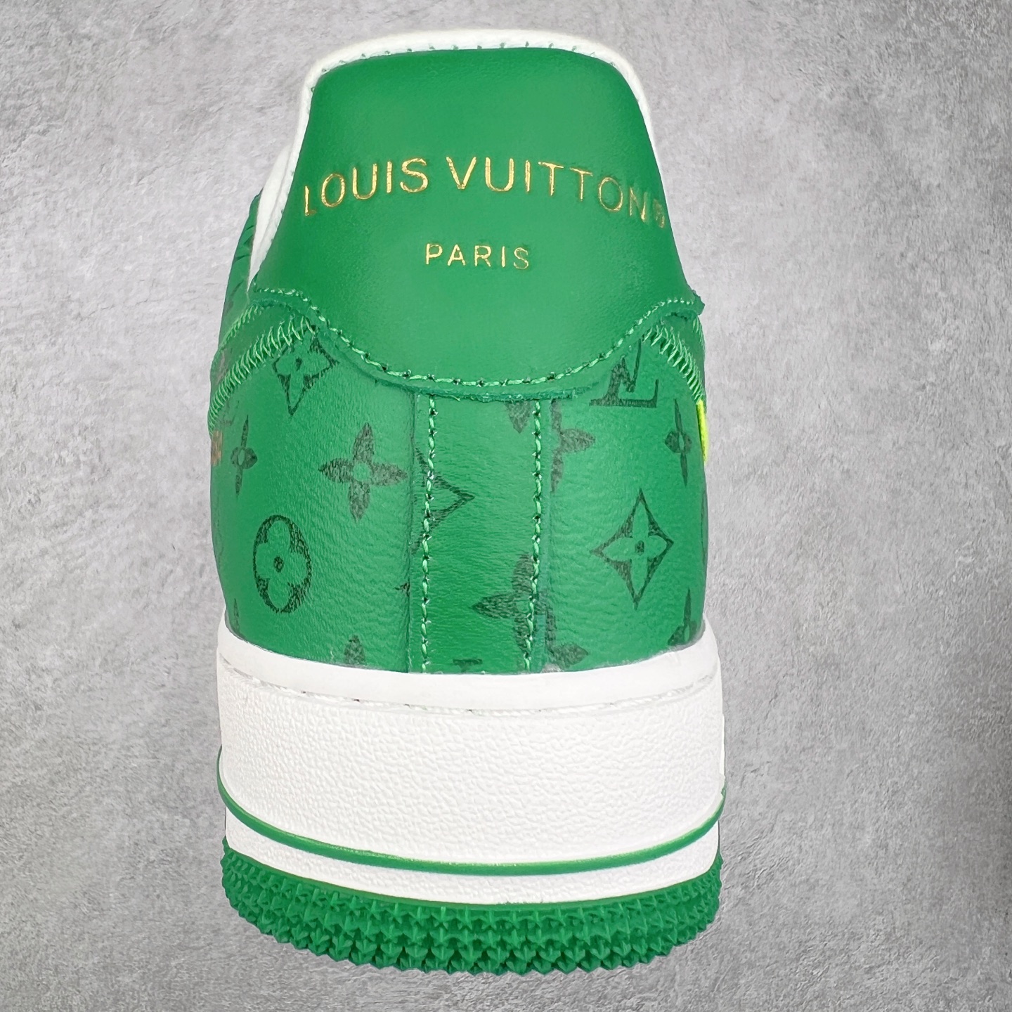 图片[8]-＃福利特价 Louis Vuitton x NK Air Force 1 联名款 空军一号低帮休闲运动板鞋 毫无疑问 今年的鞋王非 LV x Air Force1 莫属 LV 的强强联名 再加上是 Virgil Abloh 联名鞋款的绝唱系列 让鞋头们又多了一个不得不买的理由 苏富比在官方 ins 账号上发布了 LV x Nike Air Force 1 第一波发售信息，会以线上拍卖的形式在苏富比网站上进行发售 限量200双 尺码从 US5到 US18 每双鞋的起拍价为2,000美元 预估价在5,000-15,000美元 拍卖所得收益将全数捐赠给 Virgil Abloh 创立的「Post-Modern」奖学金基金 拍卖时间从1月26日进行到2月8日 发售的第一双是最具代表性的小牛皮 LV 老花款式 它集合了 LV 与 Virgil 最经典的设计 鞋身拼接了 LV 两大经典 monogram 印花和 damier 棋盘格元素 侧面、鞋带上的“AIR”“LACET”字样是 Virgil 的招牌设计 白色中底搭配 LV 经典棕色 尽显奢华魅力 此次拍卖还会附带特别版皮质鞋盒 通体一身的橘色鞋盒印满了 LV monogram 老花 顶部搭配了白色锁扣以及 Swoosh 吊饰 日常还可以当作旅行箱使用 尺码：36 36.5 37.5 38 38.5 39 40 40.5 41 42 42.5 43 44 44.5 45-选品中心