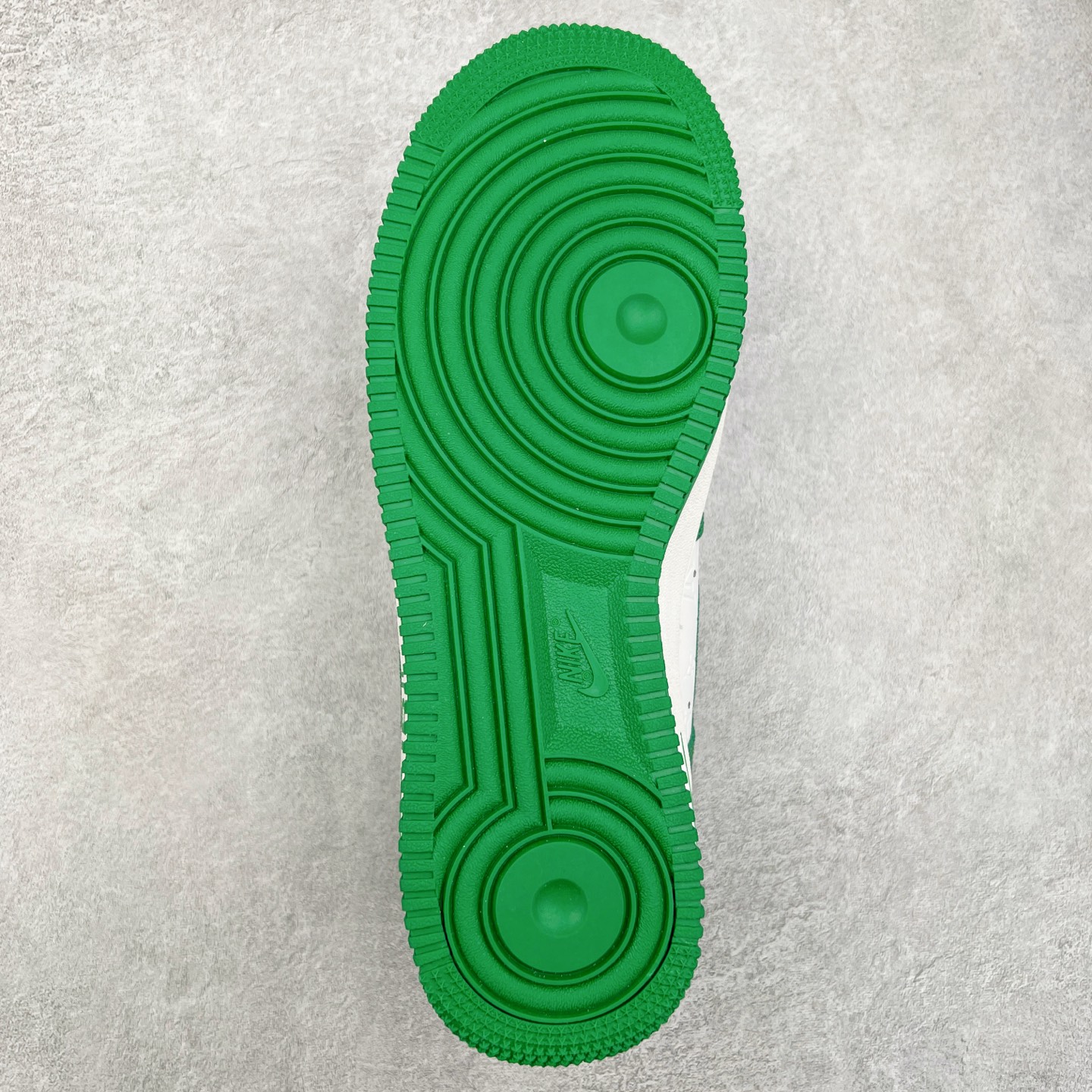 图片[9]-＃福利特价 Louis Vuitton x NK Air Force 1 联名款 空军一号低帮休闲运动板鞋 毫无疑问 今年的鞋王非 LV x Air Force1 莫属 LV 的强强联名 再加上是 Virgil Abloh 联名鞋款的绝唱系列 让鞋头们又多了一个不得不买的理由 苏富比在官方 ins 账号上发布了 LV x Nike Air Force 1 第一波发售信息，会以线上拍卖的形式在苏富比网站上进行发售 限量200双 尺码从 US5到 US18 每双鞋的起拍价为2,000美元 预估价在5,000-15,000美元 拍卖所得收益将全数捐赠给 Virgil Abloh 创立的「Post-Modern」奖学金基金 拍卖时间从1月26日进行到2月8日 发售的第一双是最具代表性的小牛皮 LV 老花款式 它集合了 LV 与 Virgil 最经典的设计 鞋身拼接了 LV 两大经典 monogram 印花和 damier 棋盘格元素 侧面、鞋带上的“AIR”“LACET”字样是 Virgil 的招牌设计 白色中底搭配 LV 经典棕色 尽显奢华魅力 此次拍卖还会附带特别版皮质鞋盒 通体一身的橘色鞋盒印满了 LV monogram 老花 顶部搭配了白色锁扣以及 Swoosh 吊饰 日常还可以当作旅行箱使用 尺码：36 36.5 37.5 38 38.5 39 40 40.5 41 42 42.5 43 44 44.5 45-选品中心